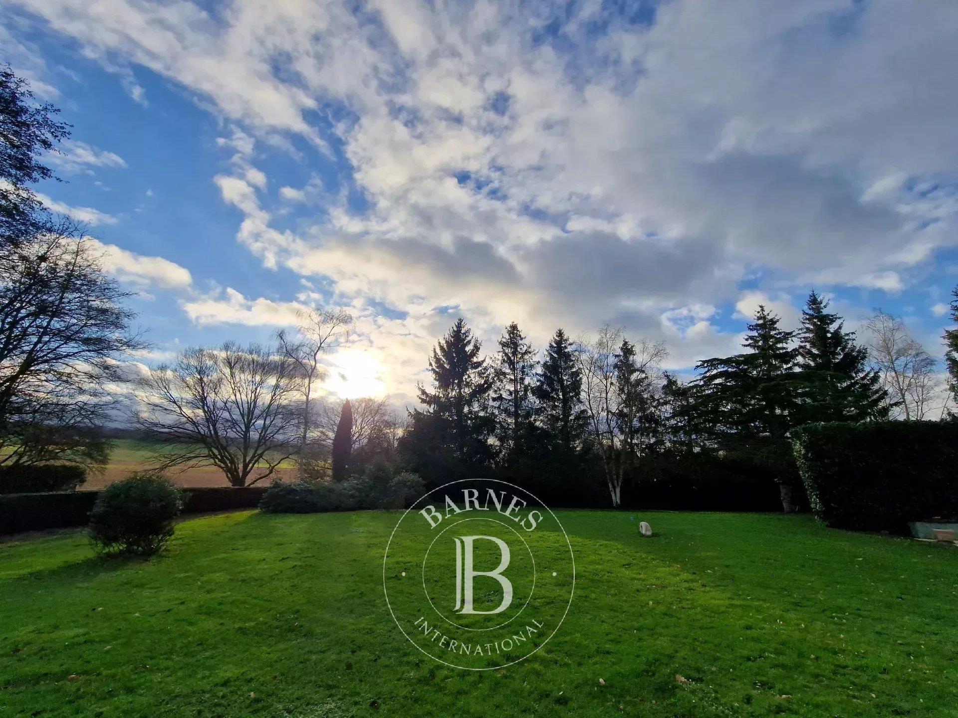 Faverolles (28) beautiful Norman-style ensemble of 564m2 living space on 9300m2 of land in the cente