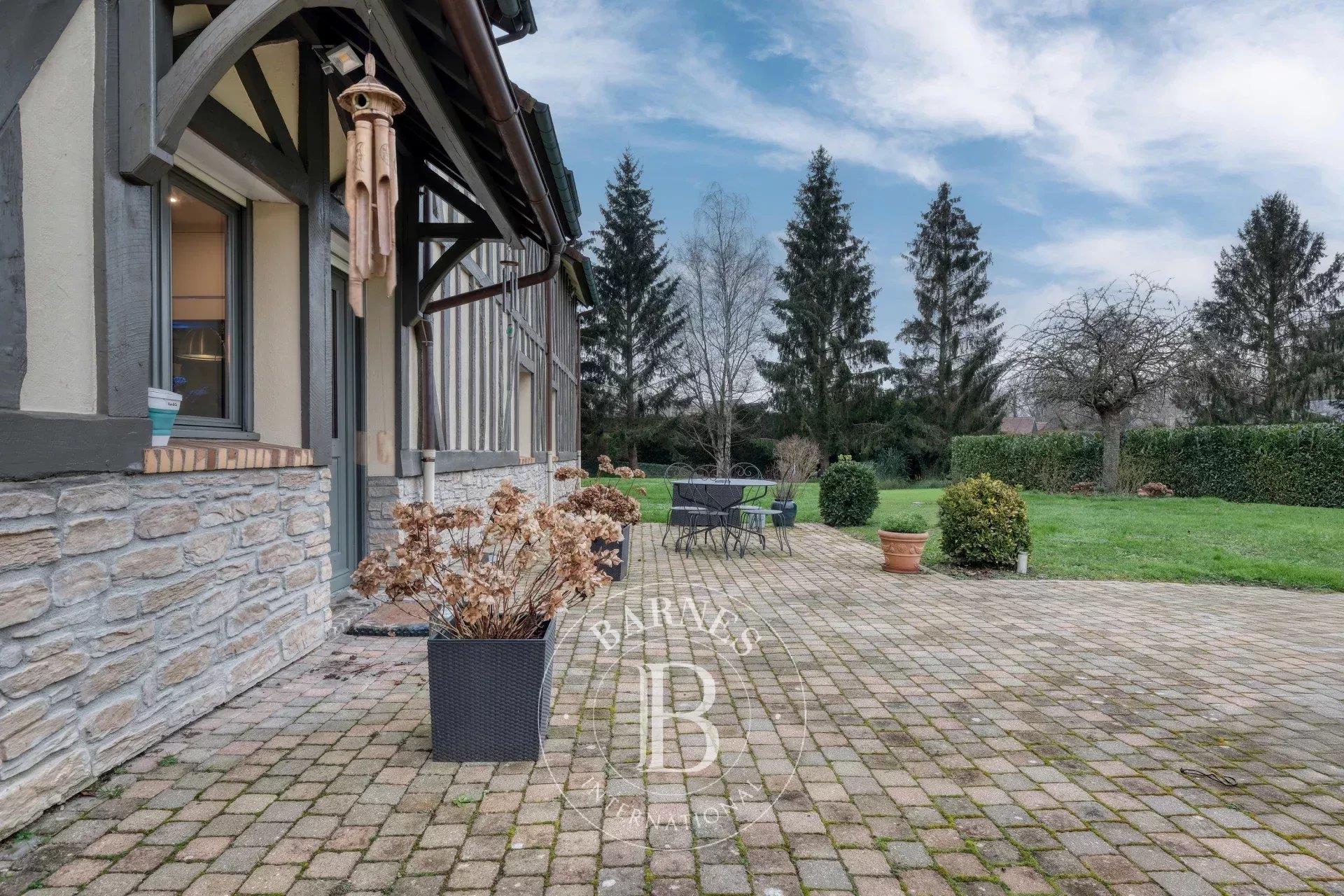 Faverolles (28) beautiful Norman-style ensemble of 564m2 living space on 9300m2 of land in the cente