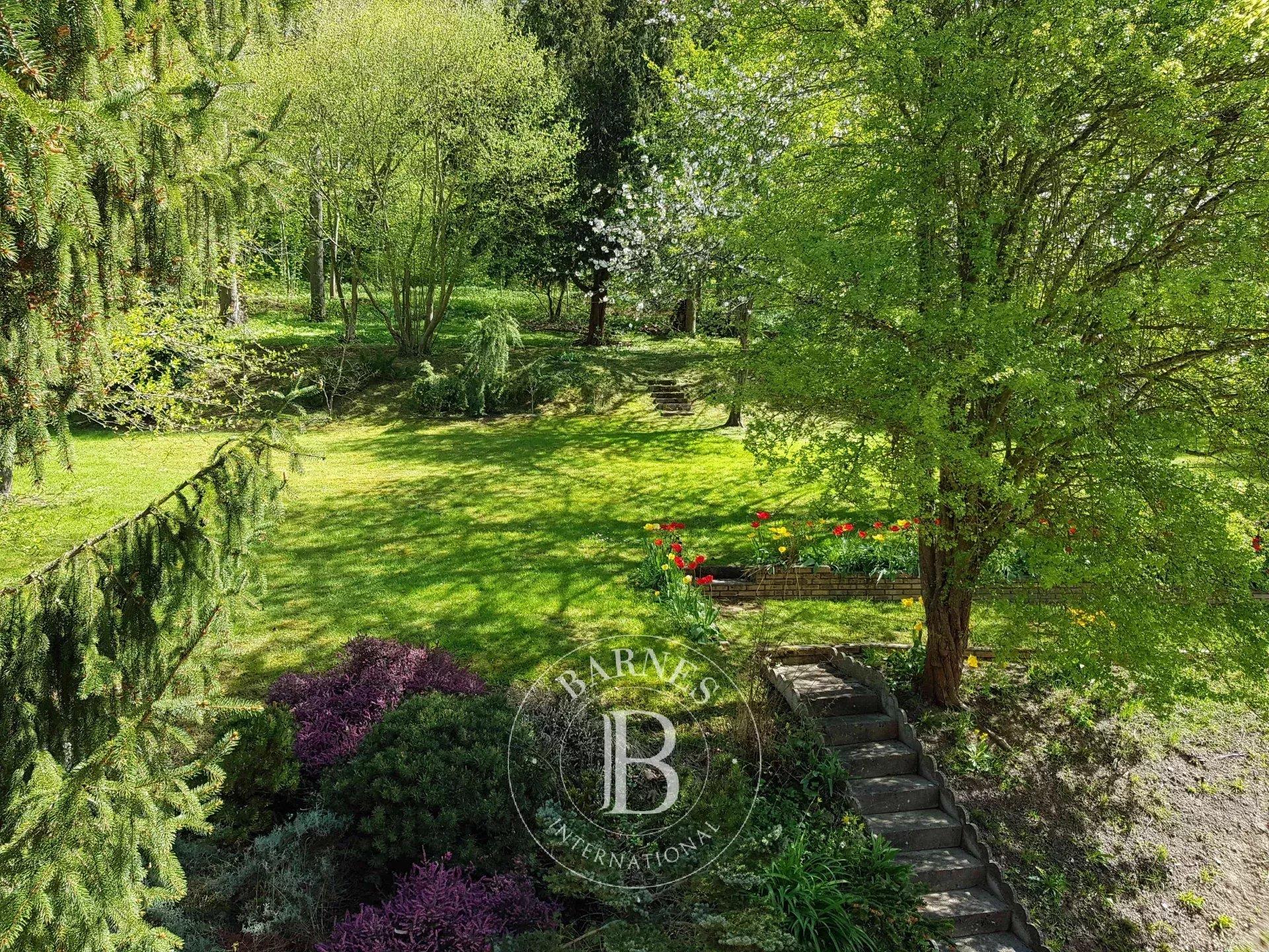 Green, 245m2 living space on 4600m2 of land.