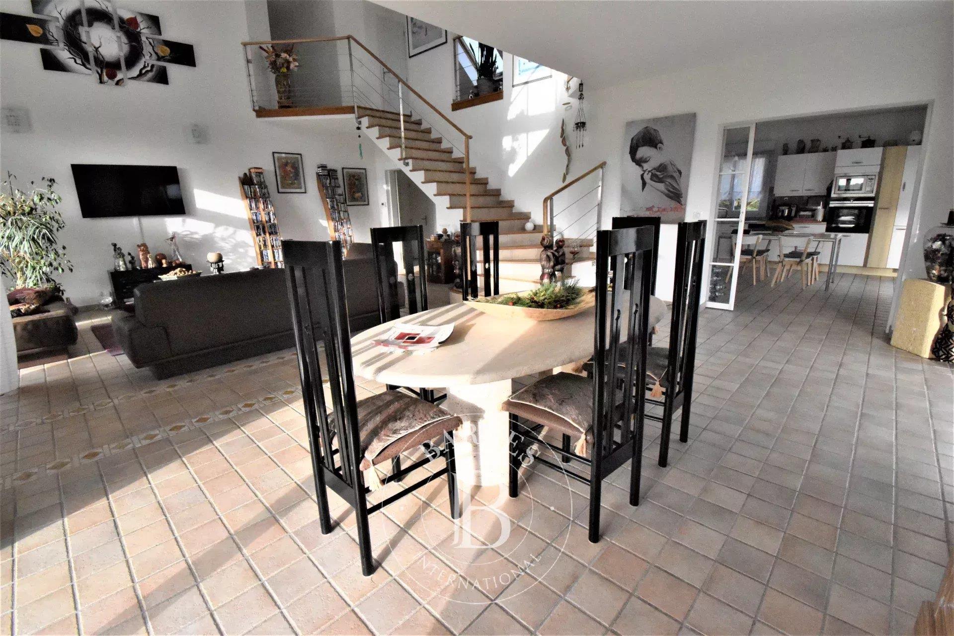 Dammartin en Serve pleasant construction of 300 m2 livable on 1,1 hectare