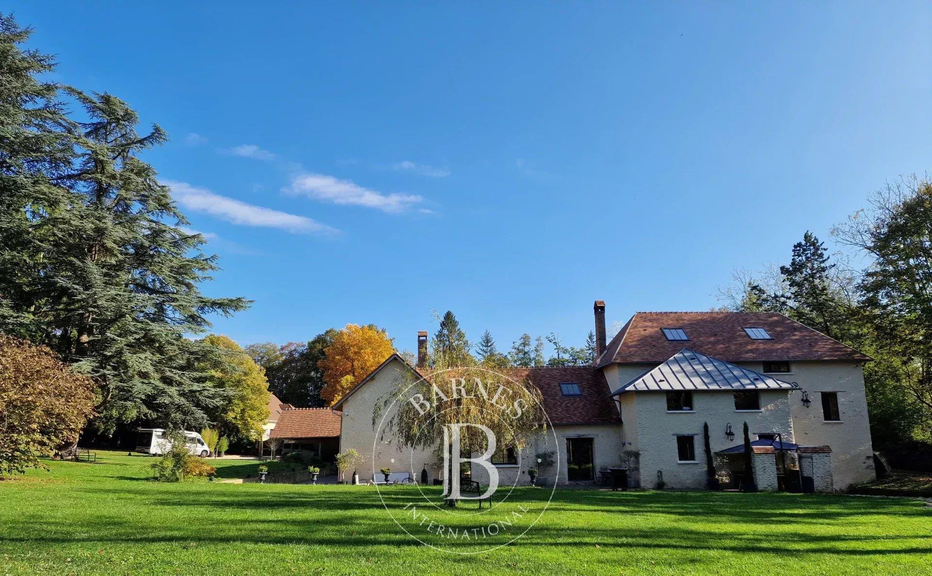 Berchères-Sur-Vesgre, 650m2 of luxurious, furnished living space on 1.7 hectares of parkland