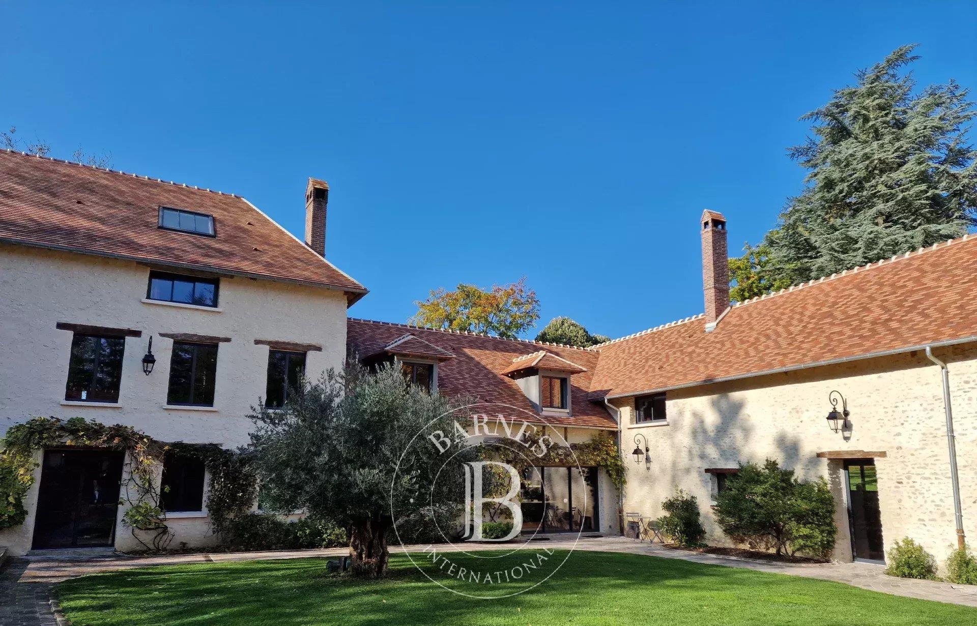 Berchères-Sur-Vesgre, 650m2 of luxurious, furnished living space on 1.7 hectares of parkland