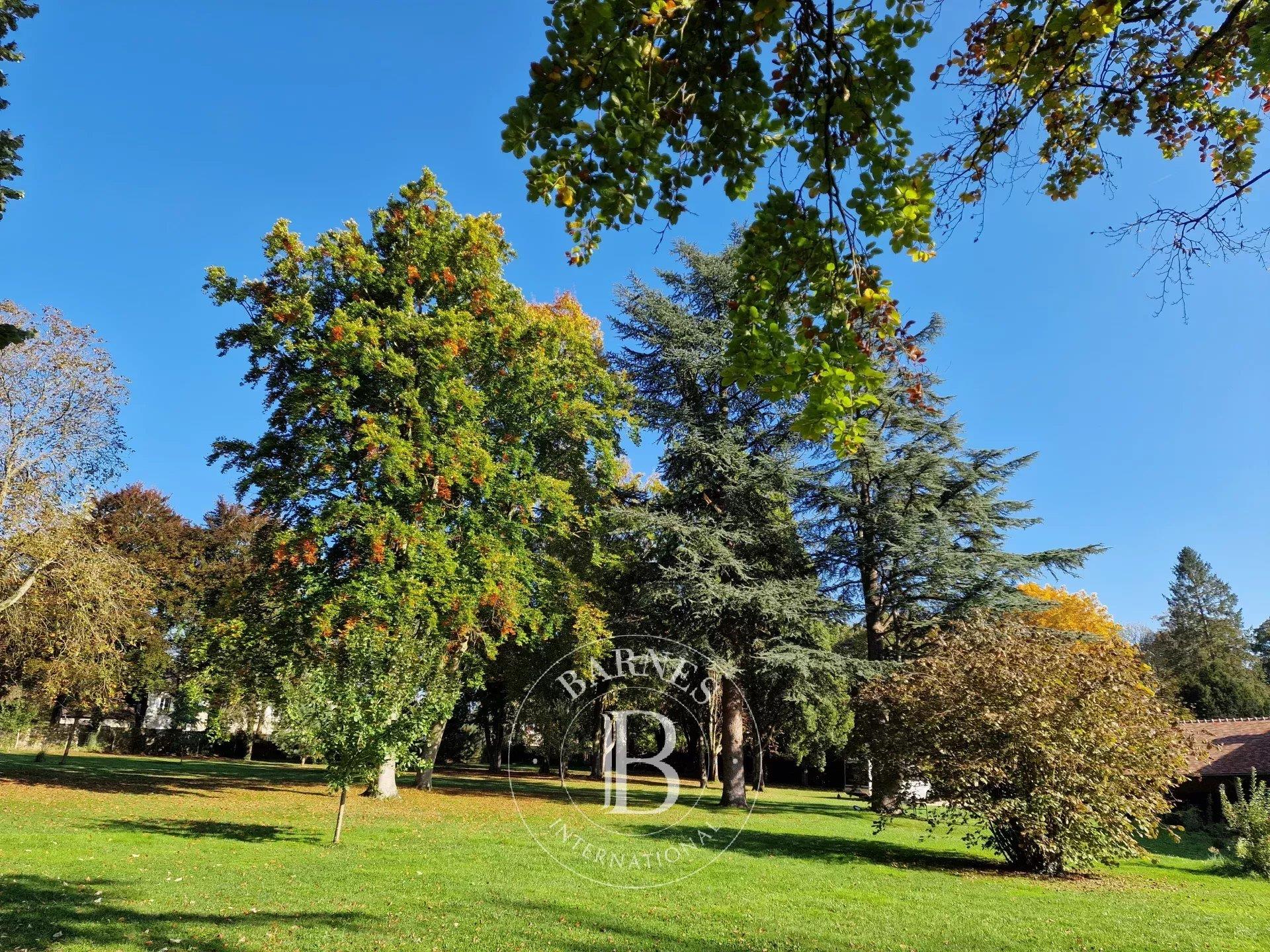 Berchères-Sur-Vesgre, 650m2 of luxurious, furnished living space on 1.7 hectares of parkland