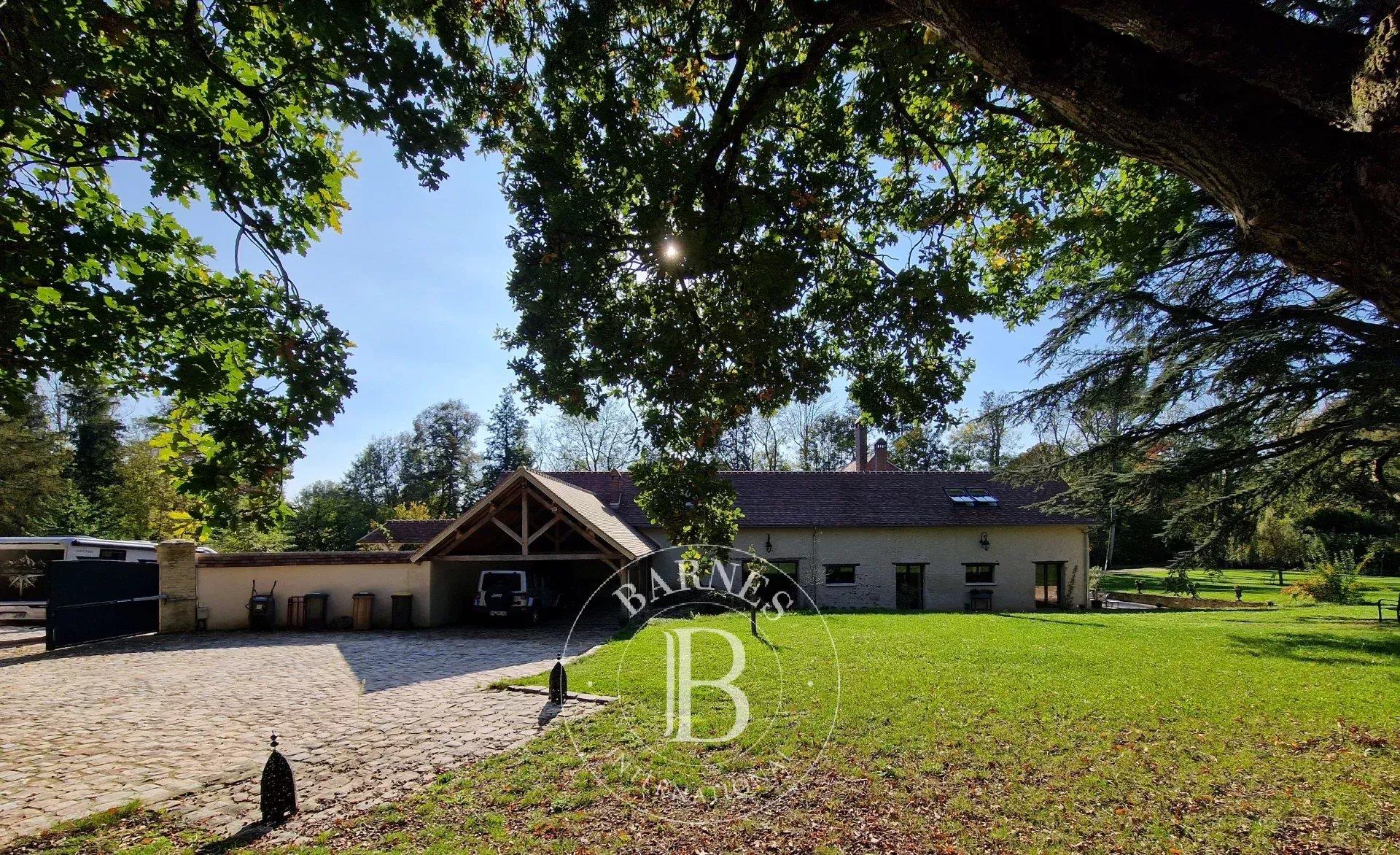 Berchères-Sur-Vesgre, 650m2 of luxurious, furnished living space on 1.7 hectares of parkland