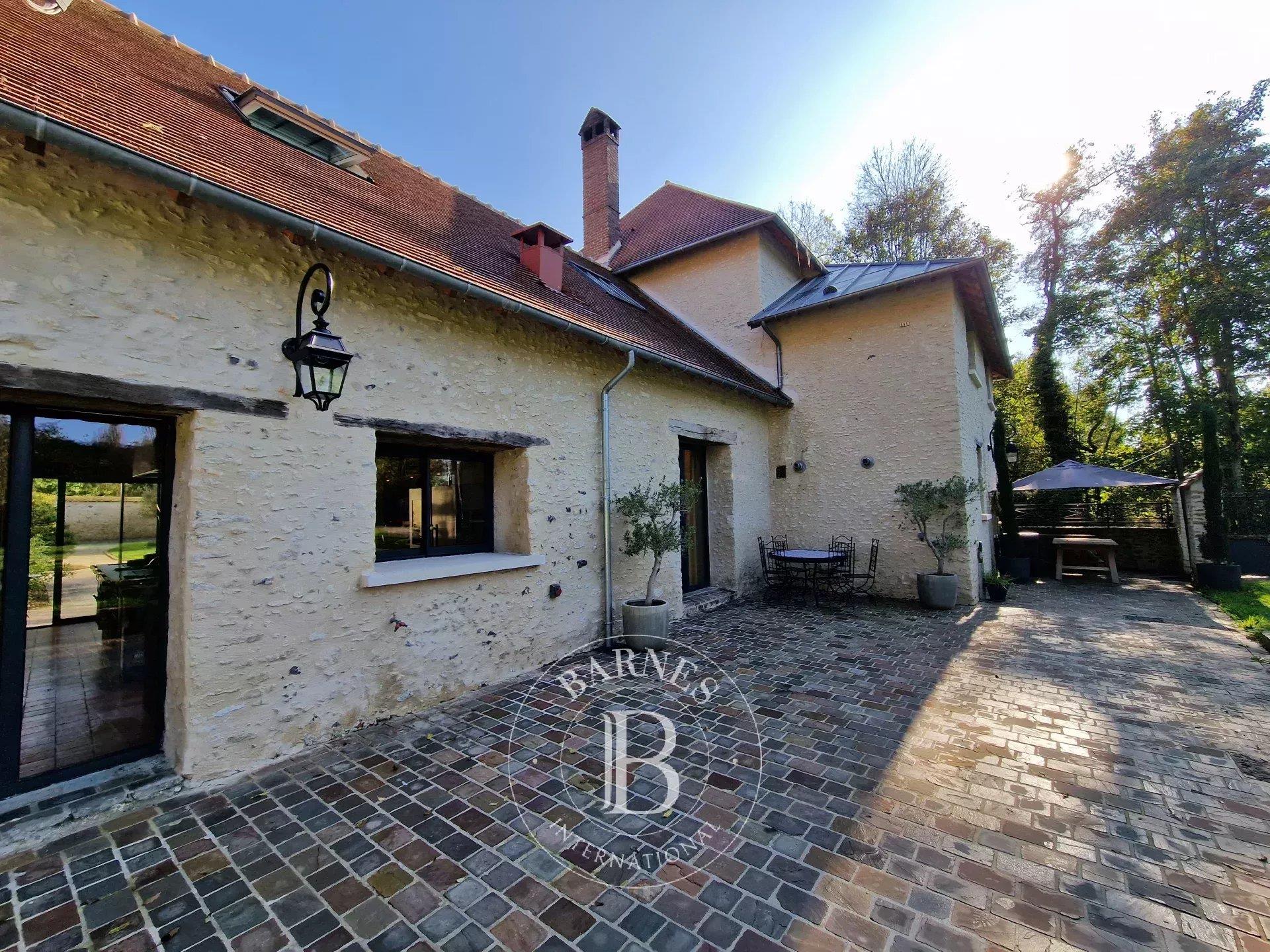 Berchères-Sur-Vesgre, 650m2 of luxurious, furnished living space on 1.7 hectares of parkland