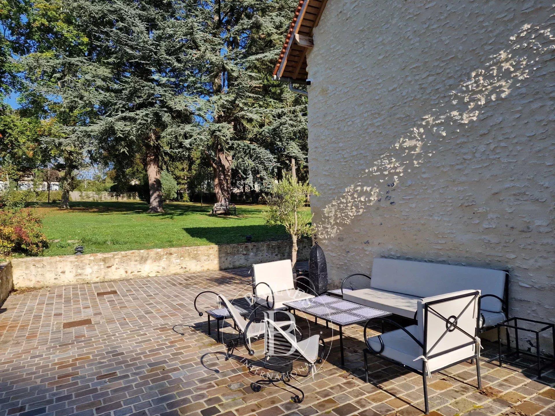 Berchères-Sur-Vesgre, 650m2 of luxurious, furnished living space on 1.7 hectares of parkland