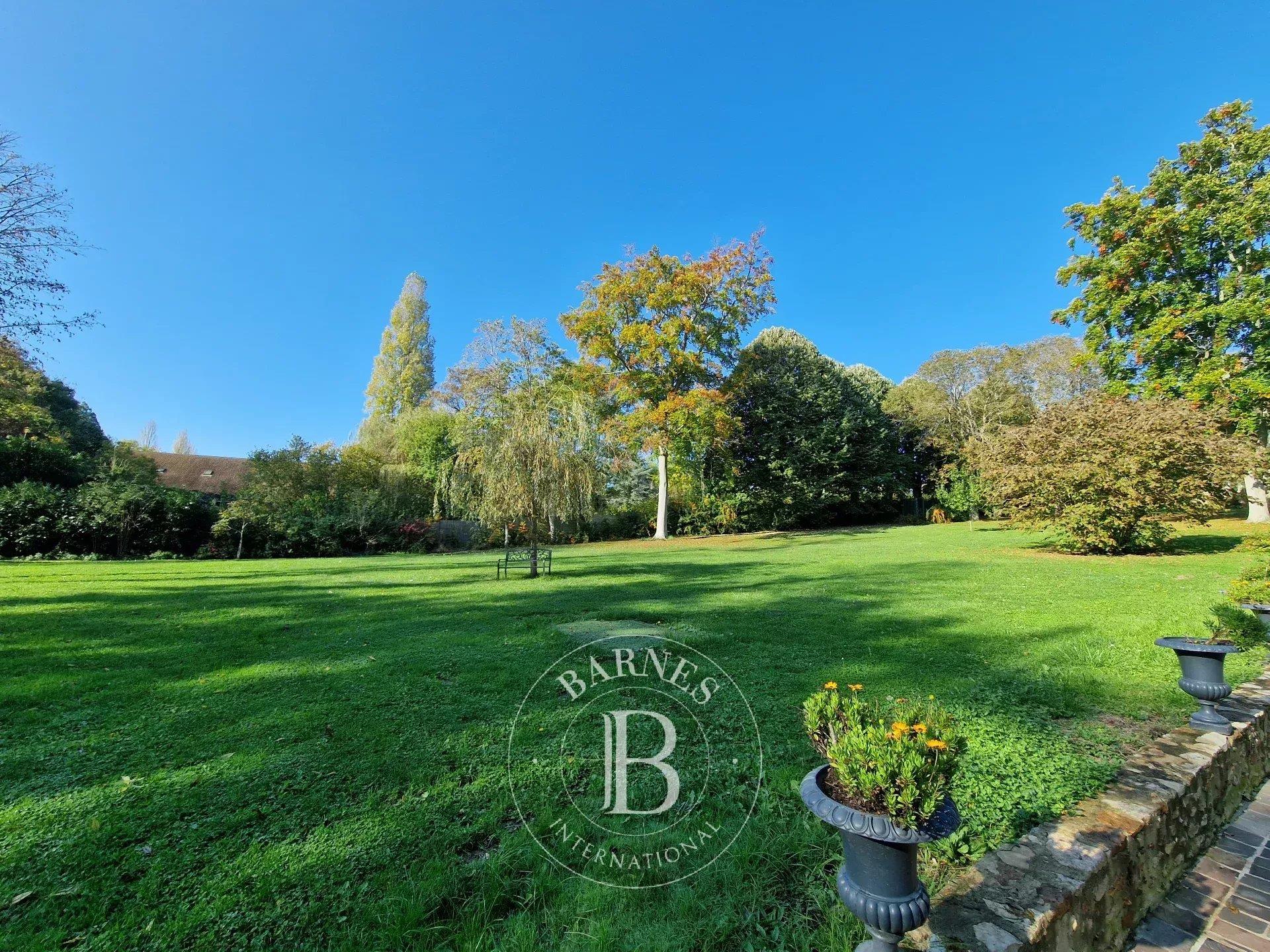Berchères-Sur-Vesgre, 650m2 of luxurious, furnished living space on 1.7 hectares of parkland