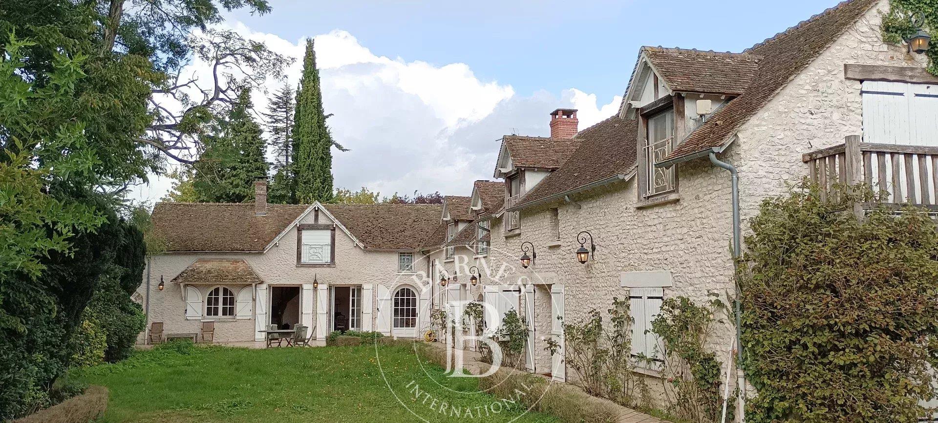 La Chaussée d'Ivry (28) - 350m2 of living space on 5600m2 of land with swimming pool on the edge of