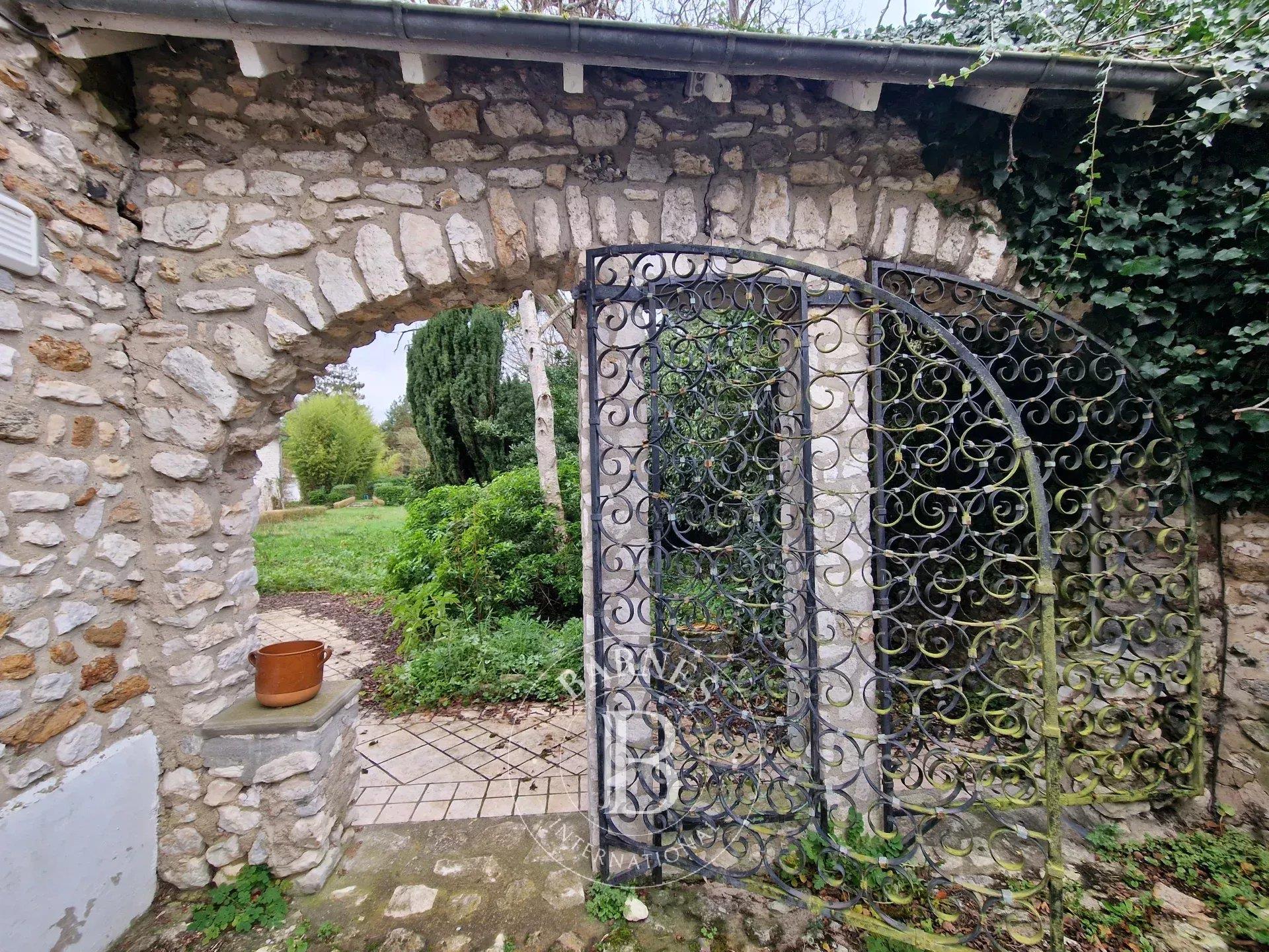 La Chaussée d'Ivry (28) - 350m2 of living space on 5600m2 of land with swimming pool on the edge of