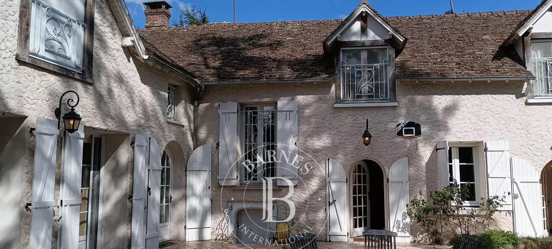 La Chaussée d'Ivry (28) - 350m2 of living space on 5600m2 of land with swimming pool on the edge of