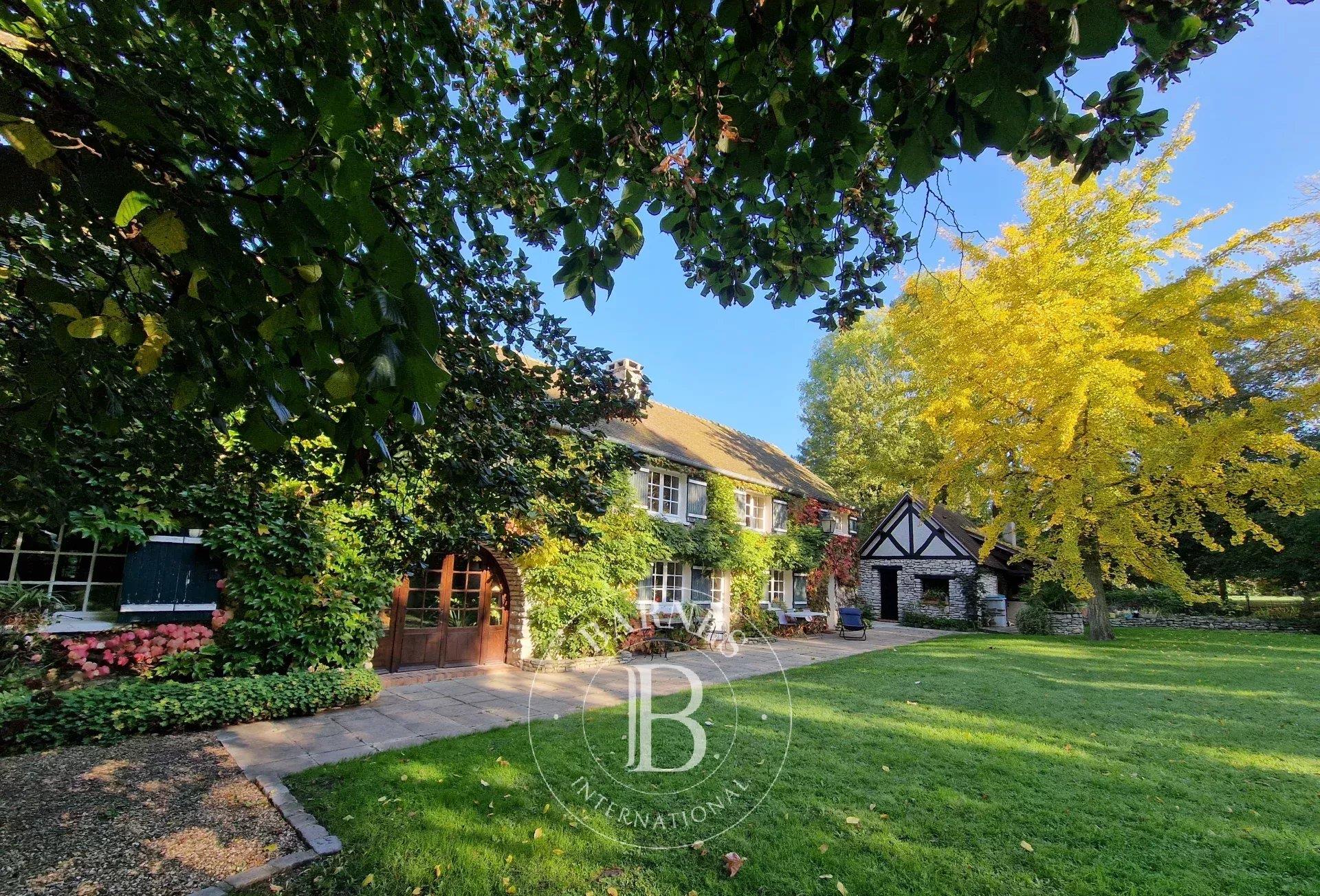 Near Bréval (78) elegant 300m2 living space with outbuilding, swimming pool and guest house, set in
