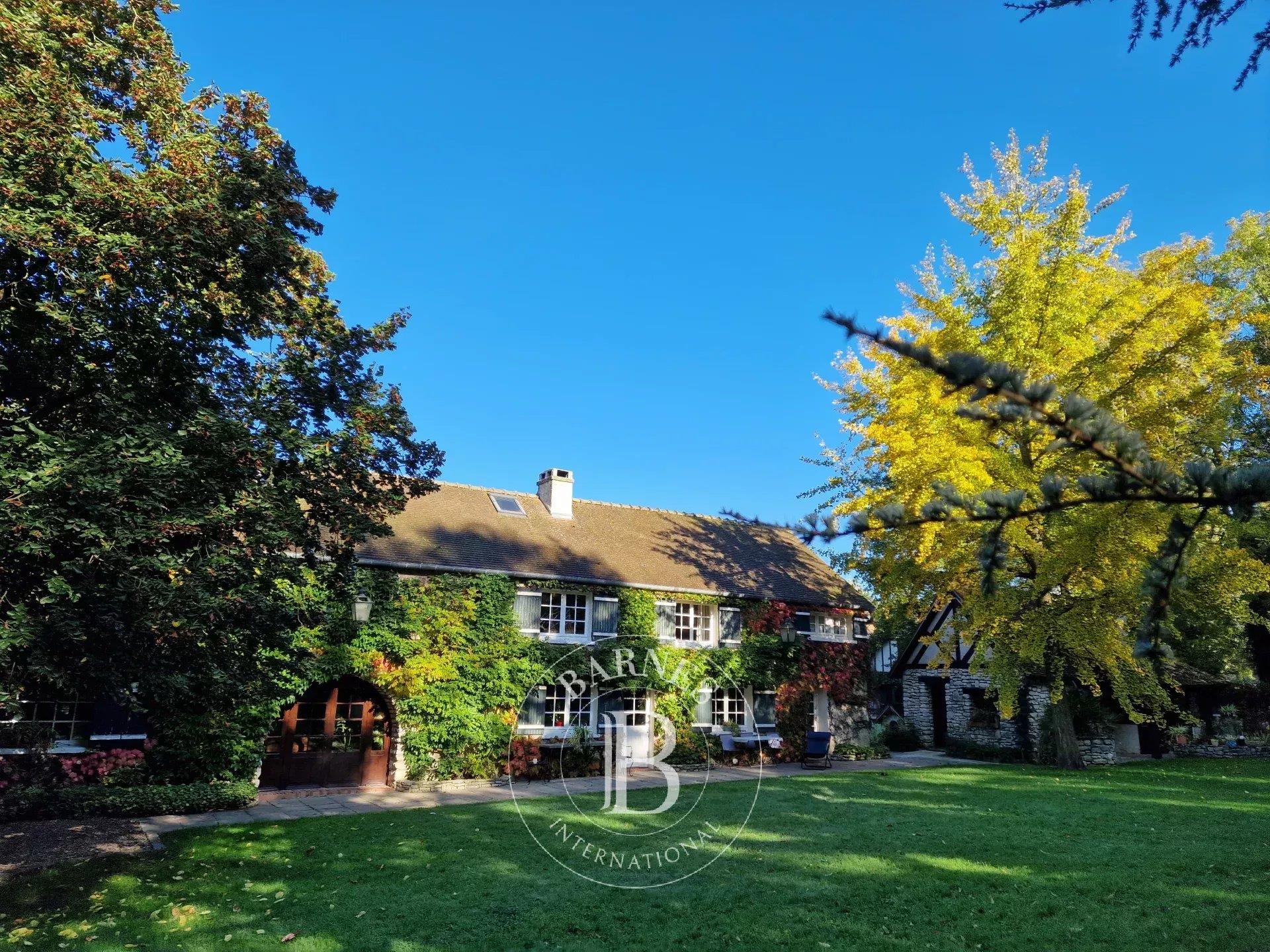 Near Bréval (78) elegant 300m2 living space with outbuilding, swimming pool and guest house, set in