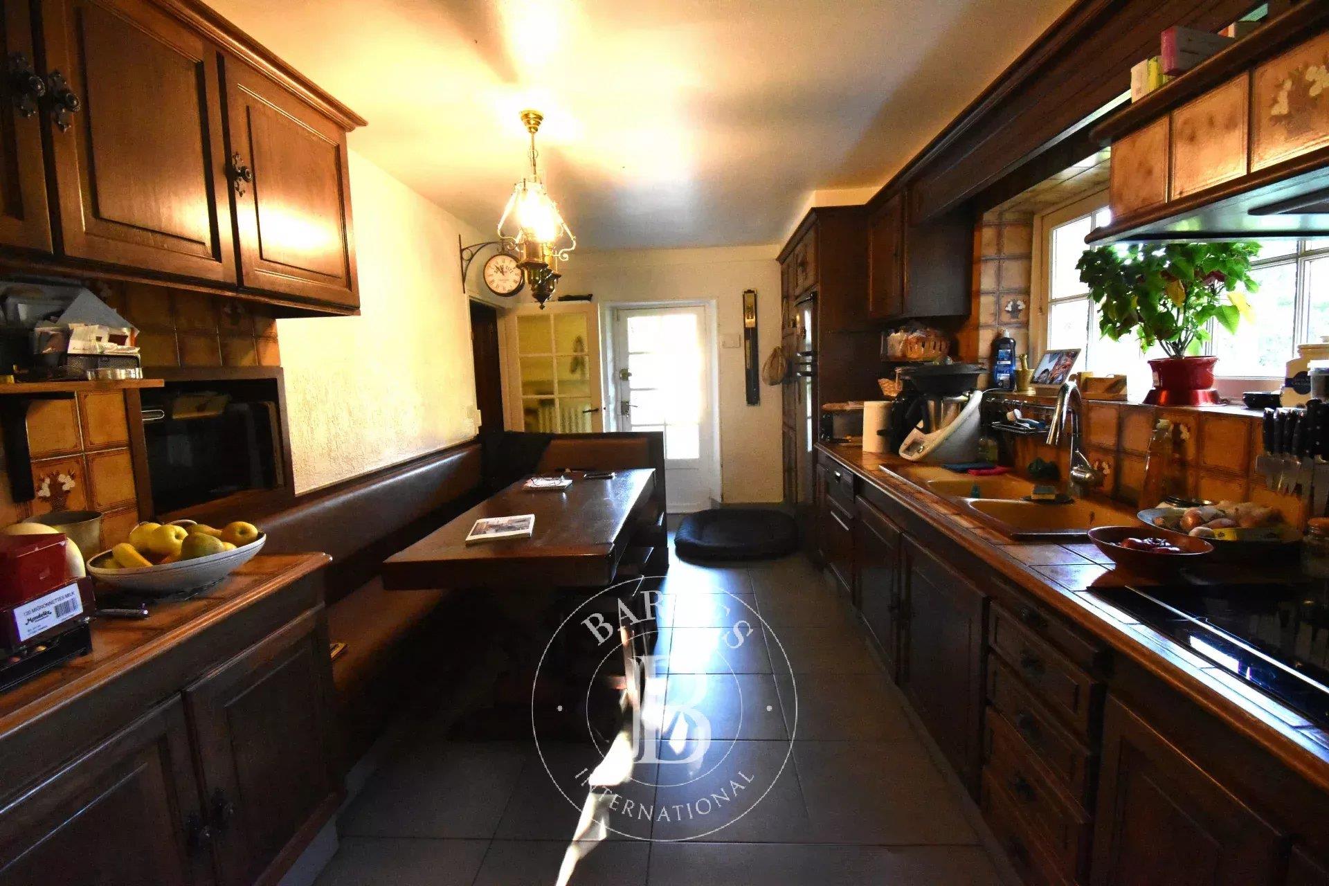 Near Bréval (78) elegant 300m2 living space with outbuilding, swimming pool and guest house, set in