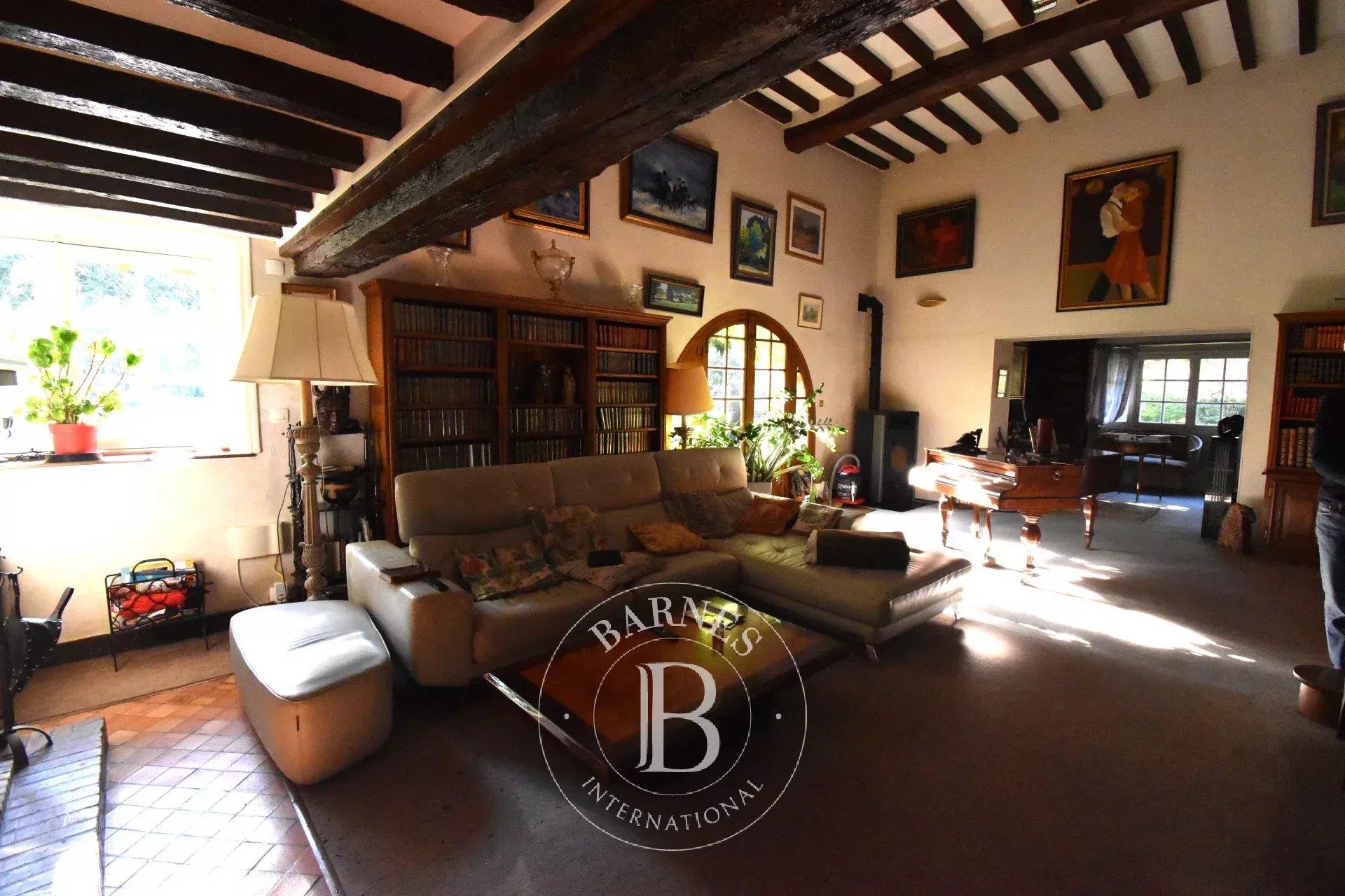 Near Bréval (78) elegant 300m2 living space with outbuilding, swimming pool and guest house, set in