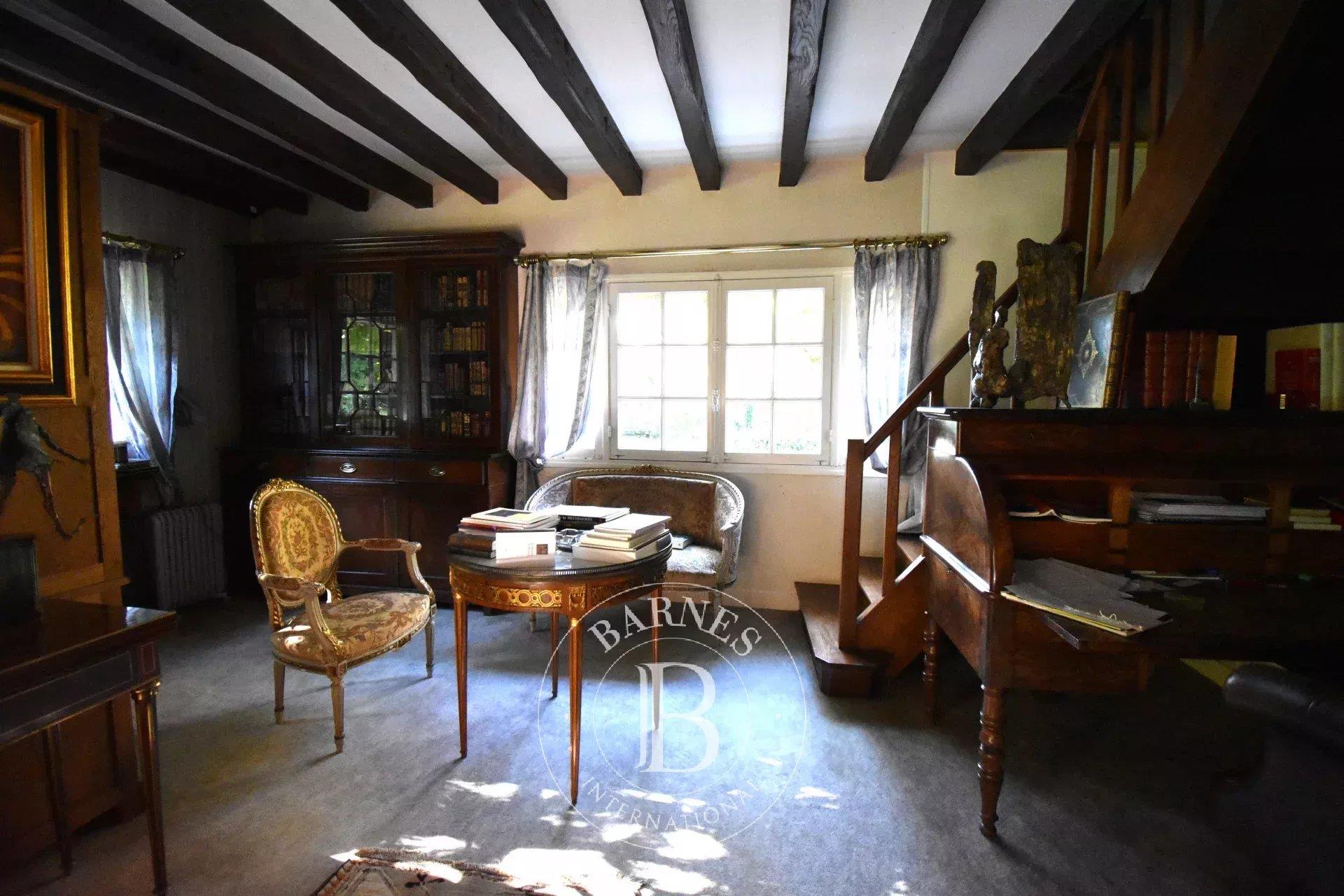 Near Bréval (78) elegant 300m2 living space with outbuilding, swimming pool and guest house, set in