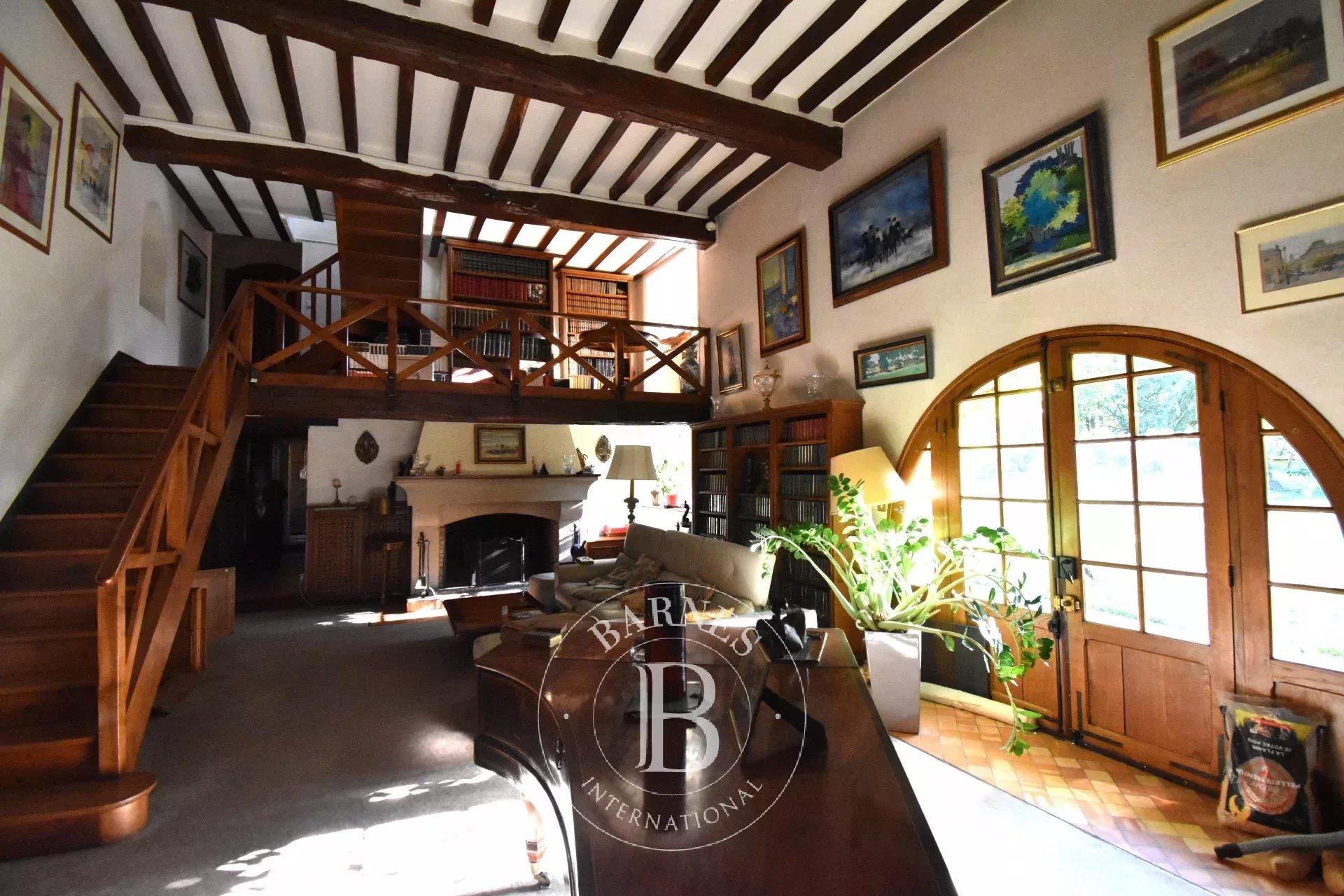 Near Bréval (78) elegant 300m2 living space with outbuilding, swimming pool and guest house, set in