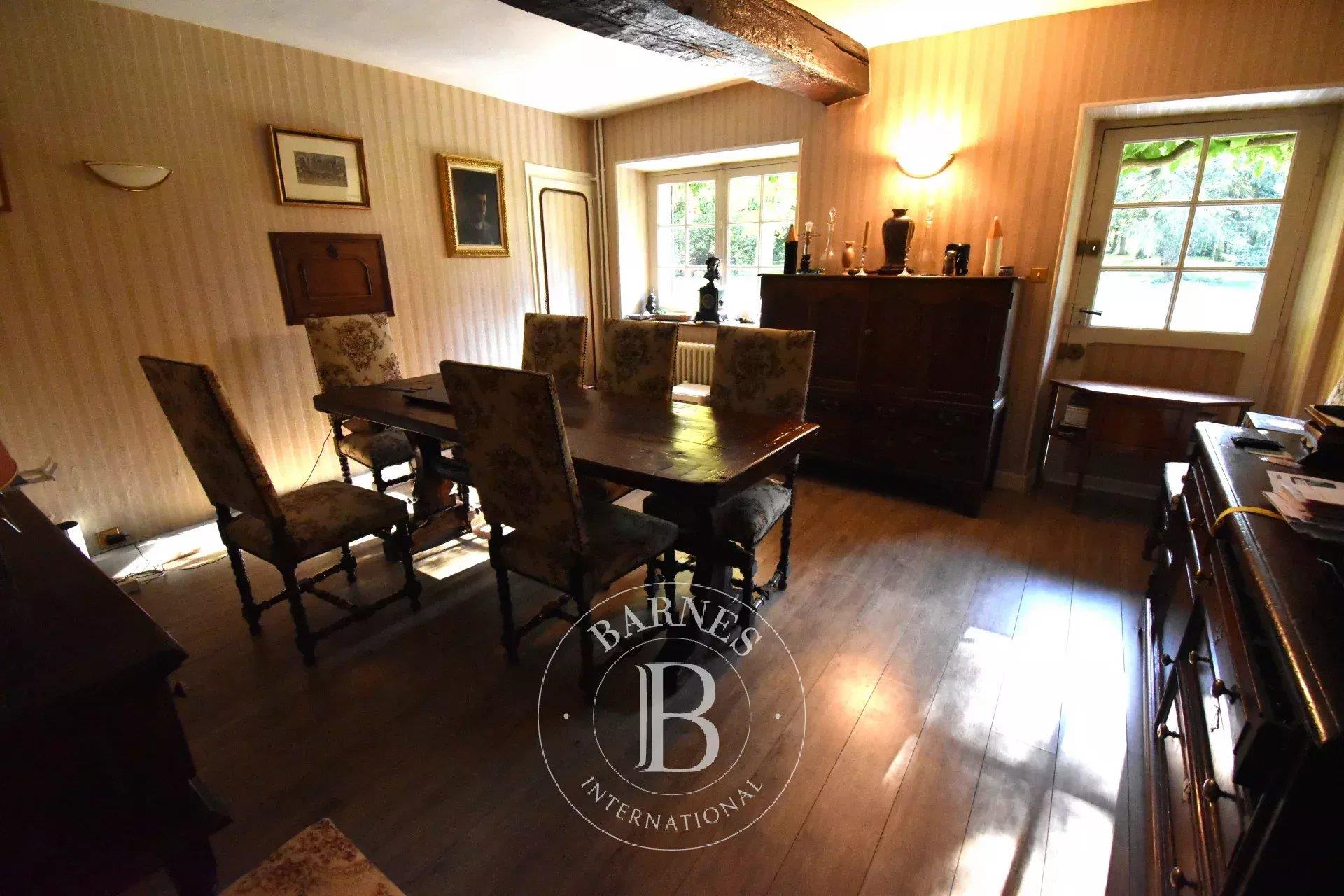 Near Bréval (78) elegant 300m2 living space with outbuilding, swimming pool and guest house, set in