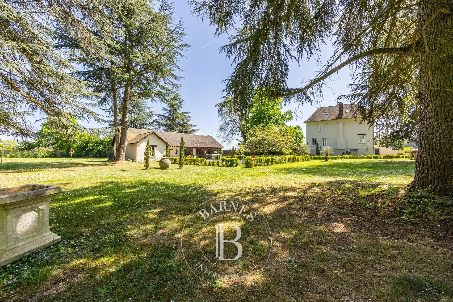 1 hour from Paris, Nonancourt, imposing mansion of about 400m² renovated + swimming pool on 9000m²