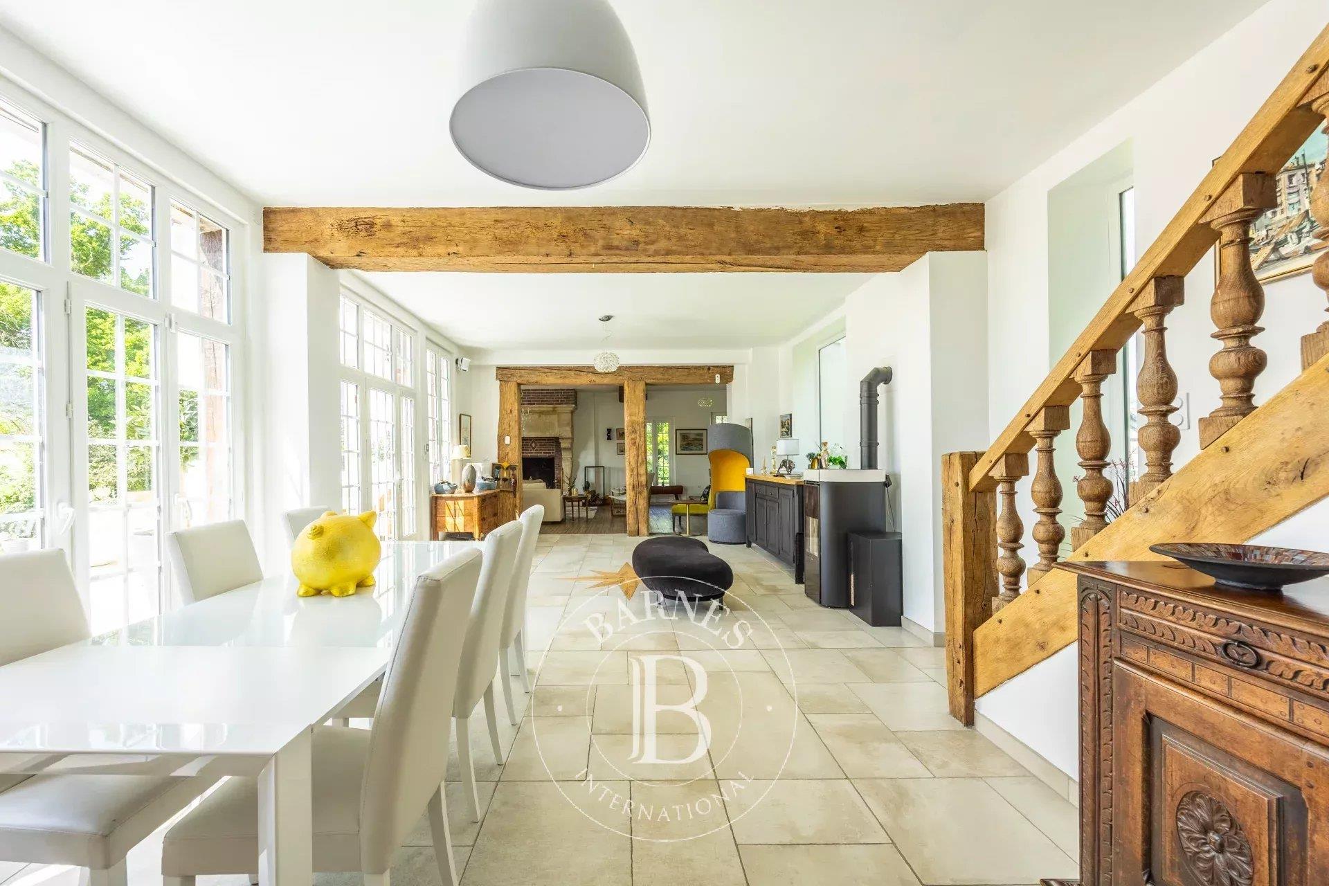 1 hour from Paris, Nonancourt, imposing mansion of about 400m² renovated + swimming pool on 9000m²