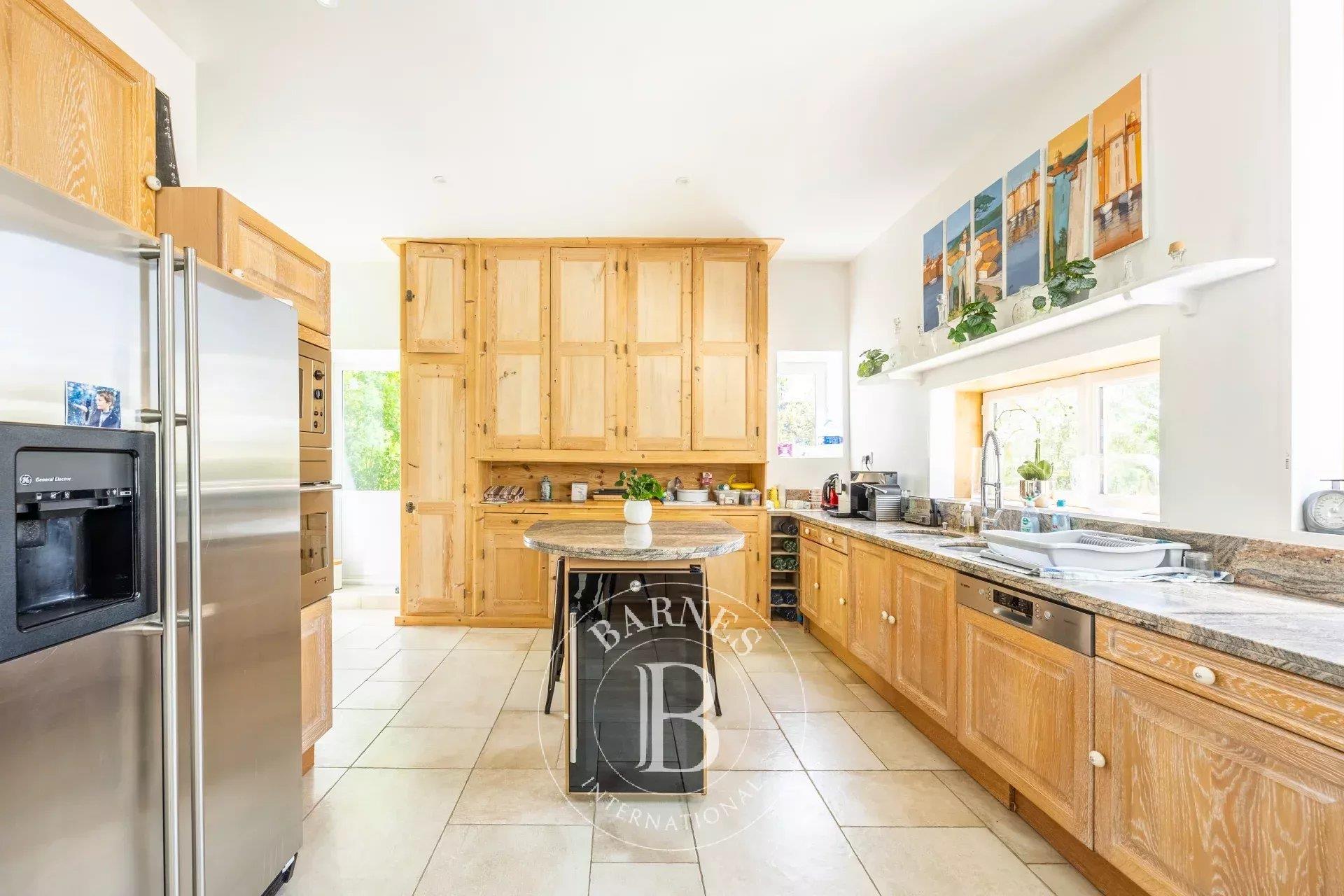 1 hour from Paris, Nonancourt, imposing mansion of about 400m² renovated + swimming pool on 9000m²