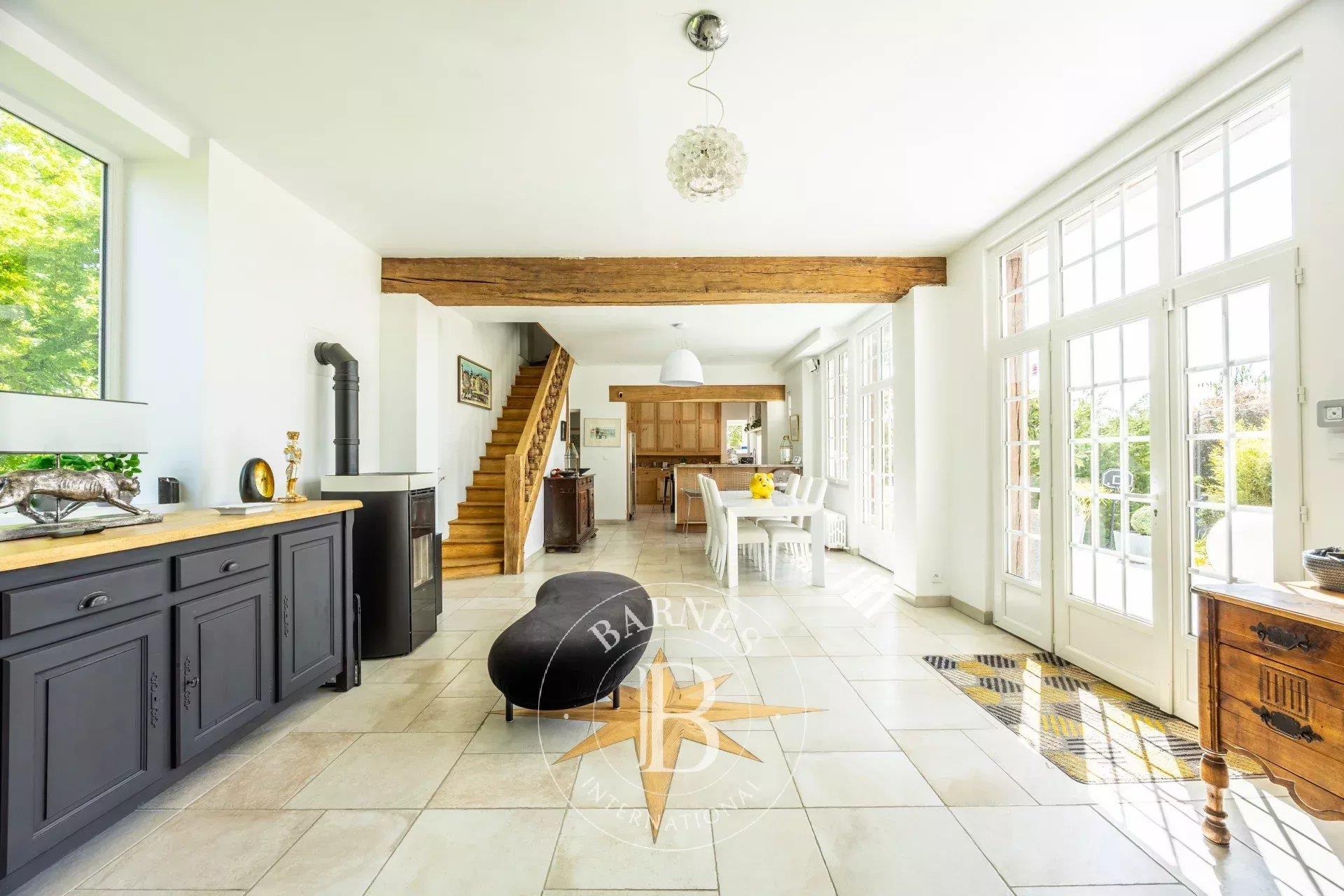 1 hour from Paris, Nonancourt, imposing mansion of about 400m² renovated + swimming pool on 9000m²
