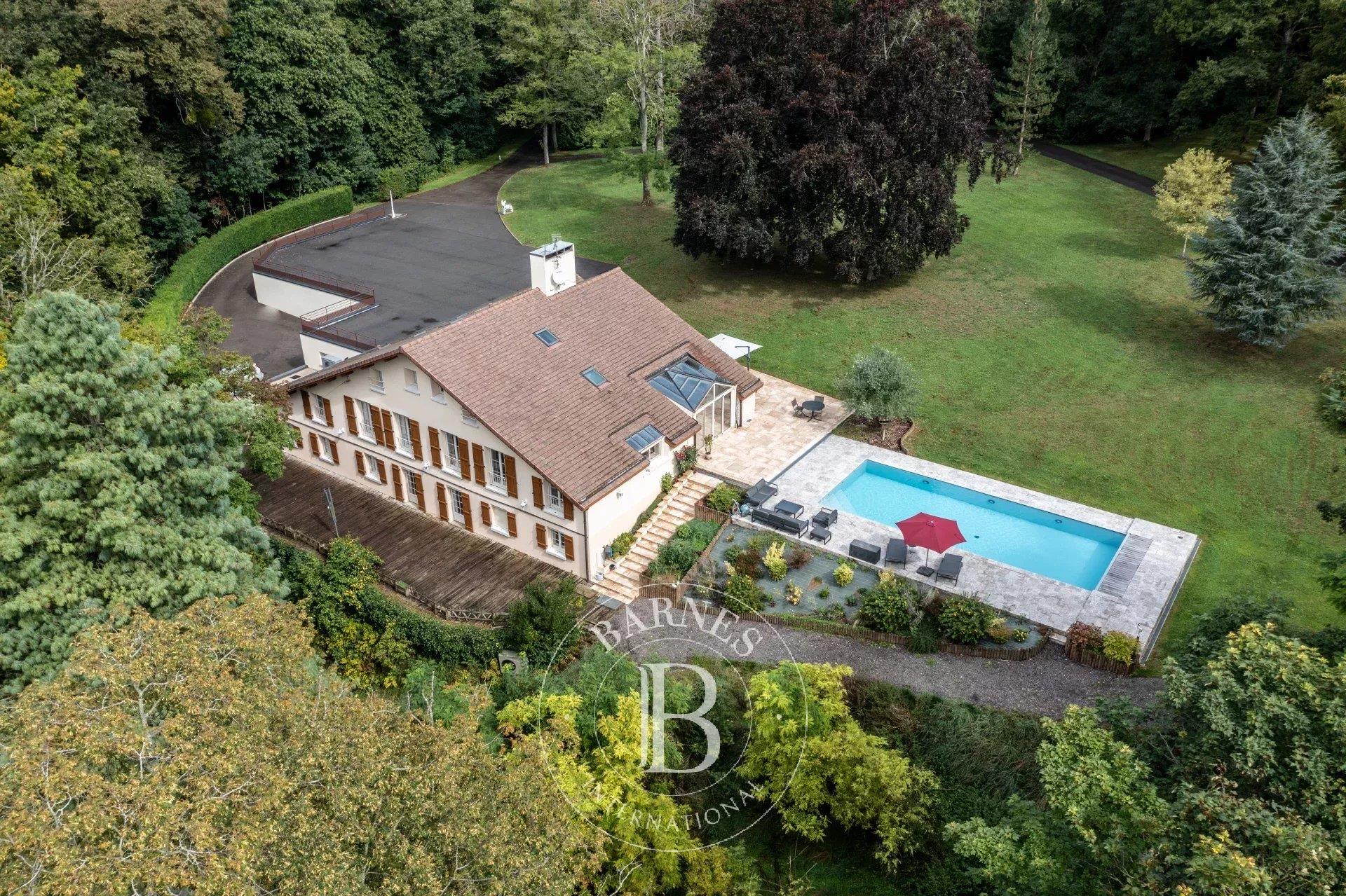 Exceptional residence set in 68 hectares, 1 hour from Paris