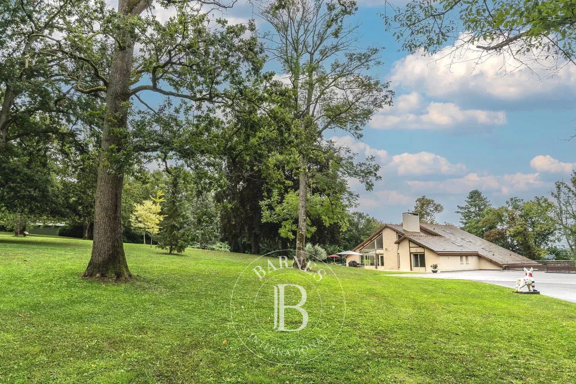 Exceptional residence set in 68 hectares, 1 hour from Paris