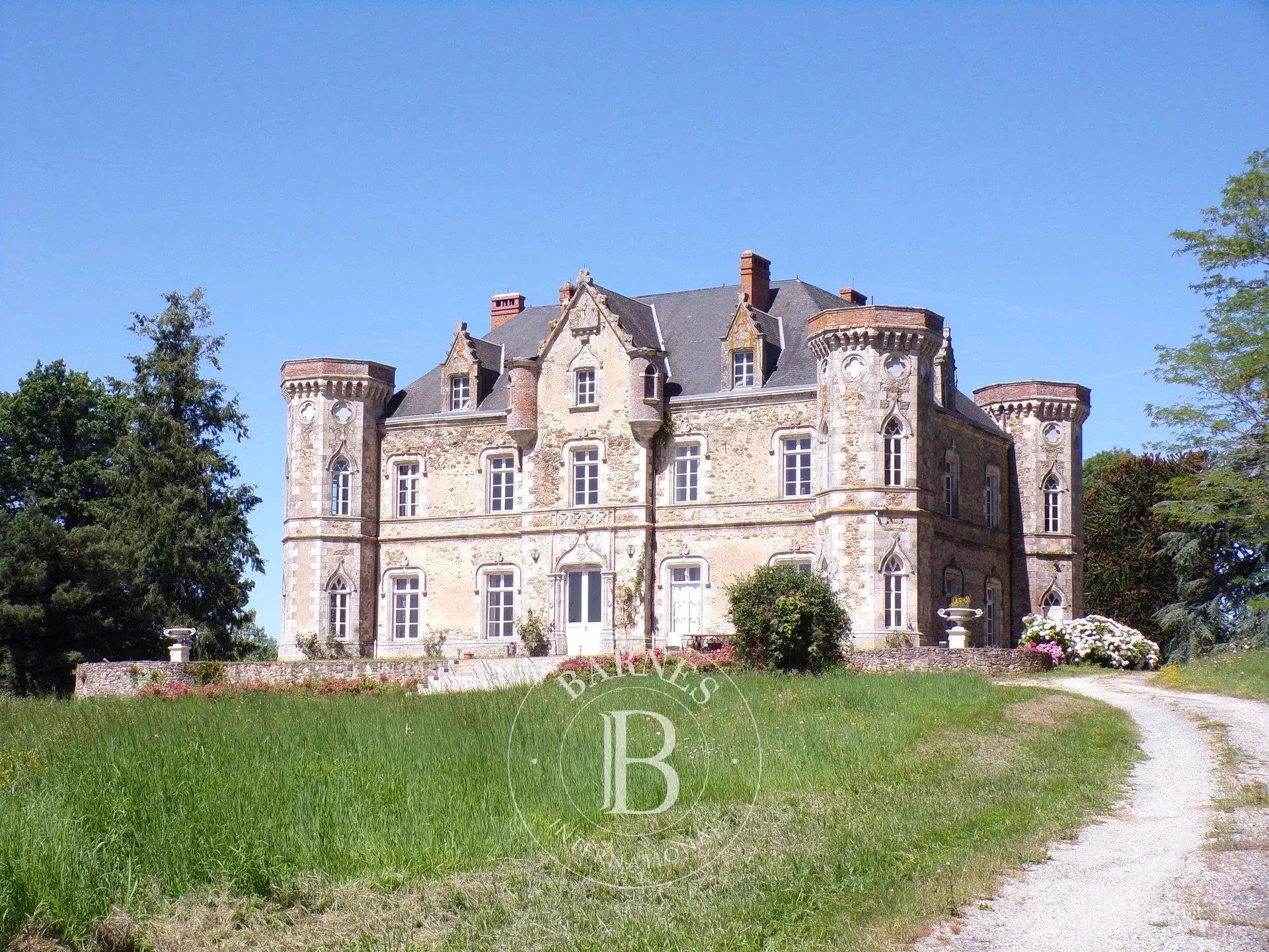 Sole Agent - Vendee - 17th Century chateau with its outbuildings and gites - 11ha park