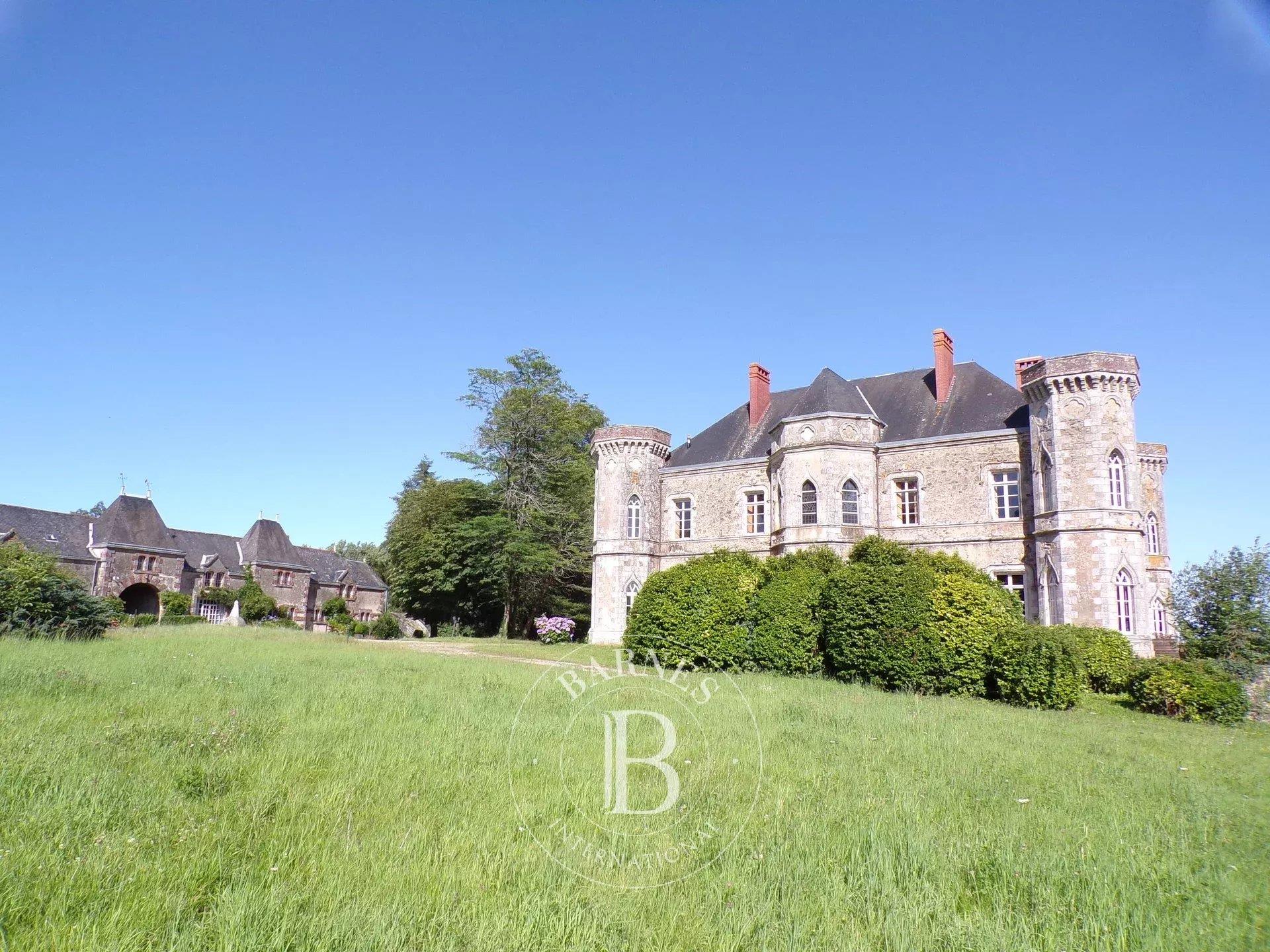 Sole Agent - Vendee - 17th Century chateau with its outbuildings and gites - 11ha park