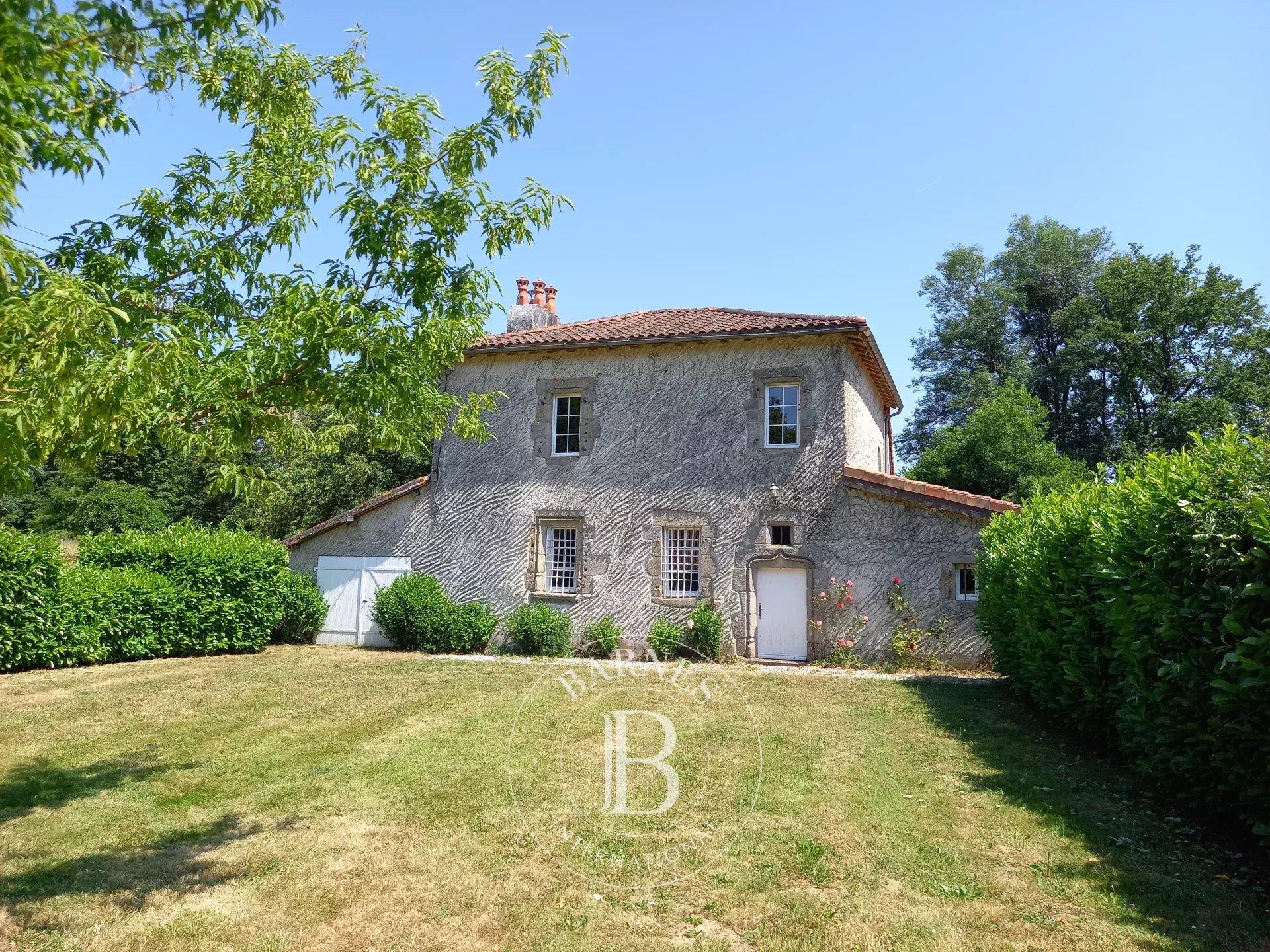 Sole Agent - Vendée border - Country house - 2ha with pond