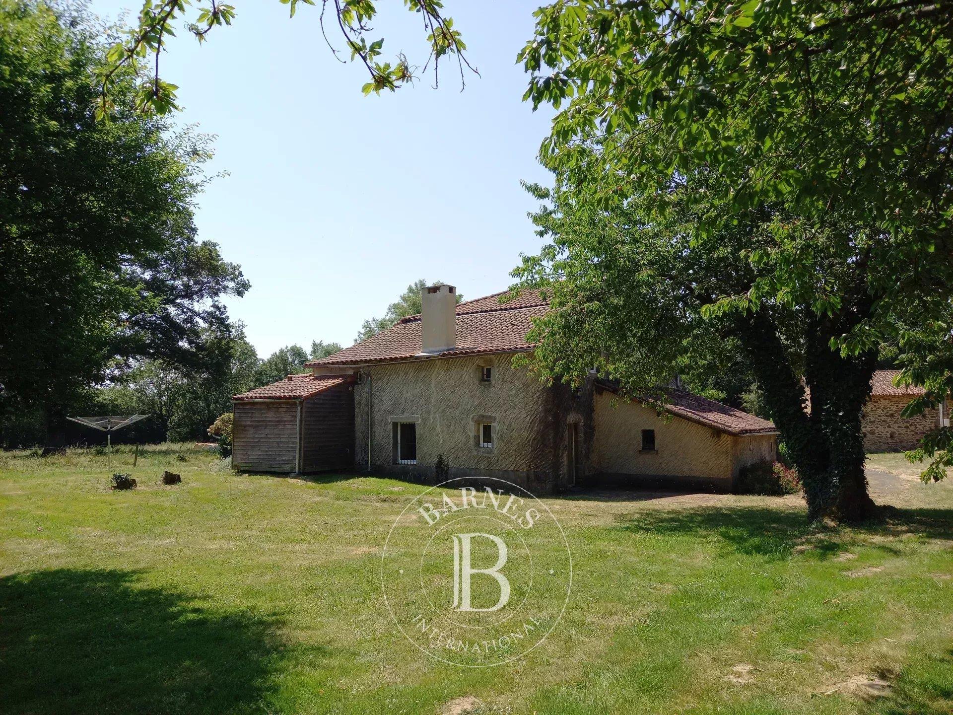 Sole Agent - Vendée border - Country house - 2ha with pond