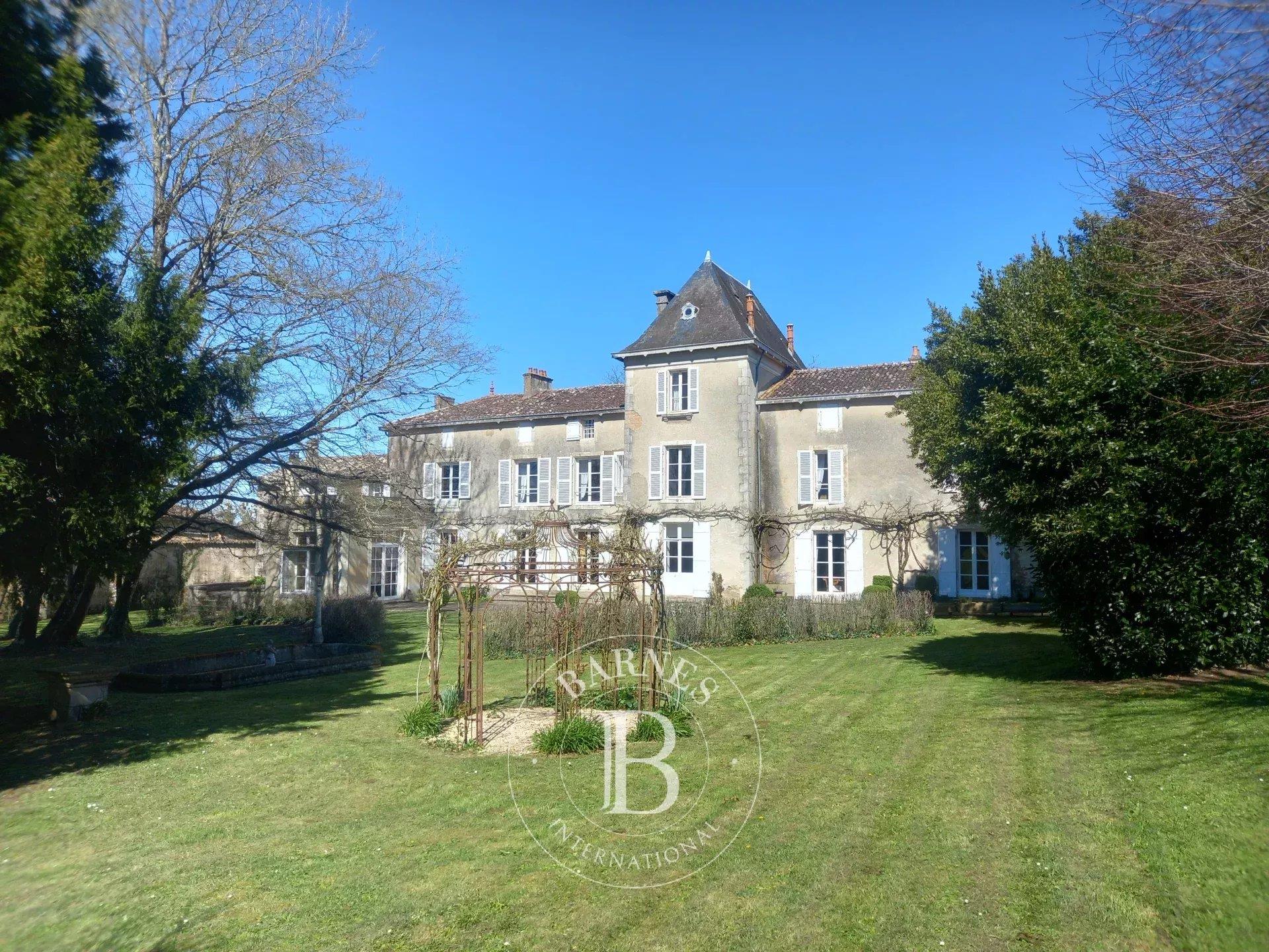 In the centre of Melle (79) - 18th and 19th century manor house - 2 hectares of land