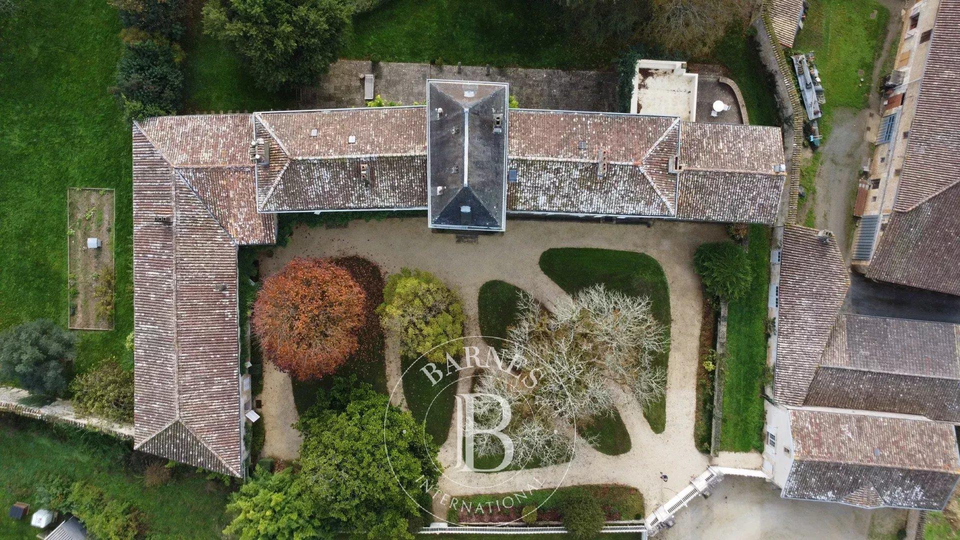 In the centre of Melle (79) - 18th and 19th century manor house - 2 hectares of land