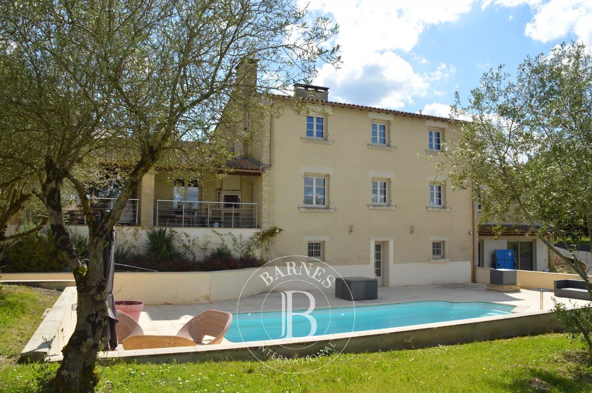 Close to La Rochelle - House 470 m² - Many outbuildings - Equestrian facilities
