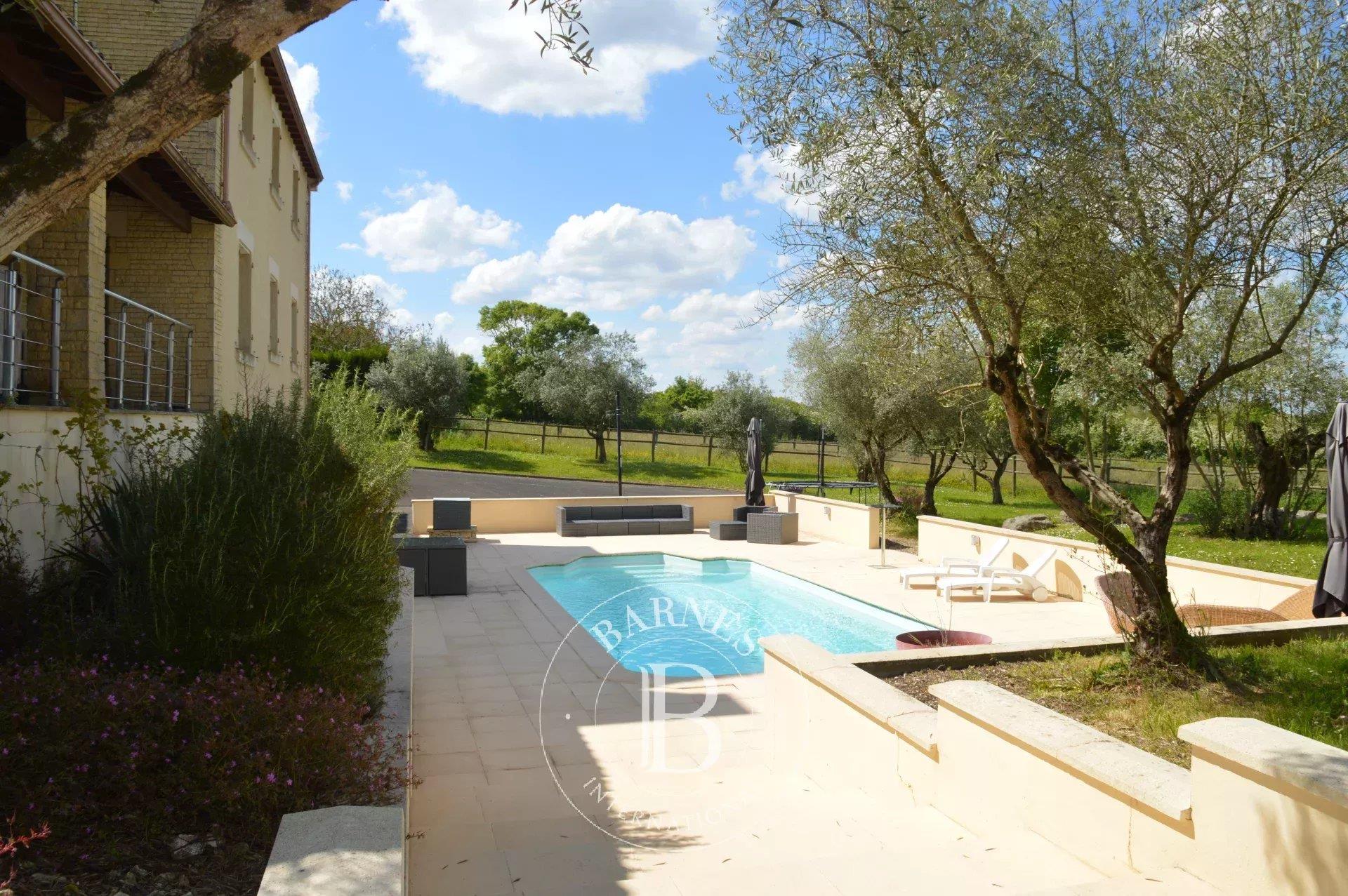 Close to La Rochelle - House 470 m² - Many outbuildings - Equestrian facilities