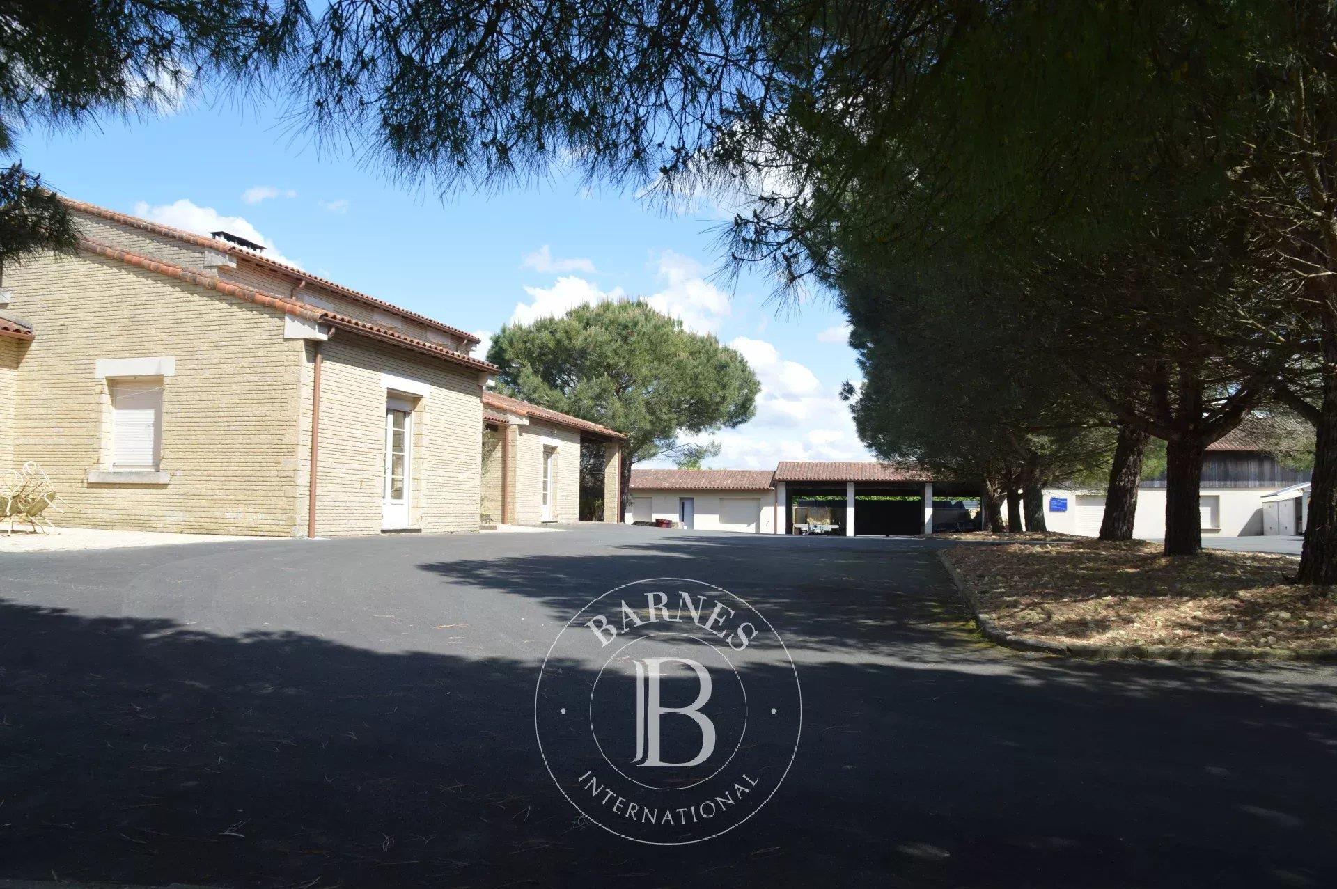 Close to La Rochelle - House 470 m² - Many outbuildings - Equestrian facilities