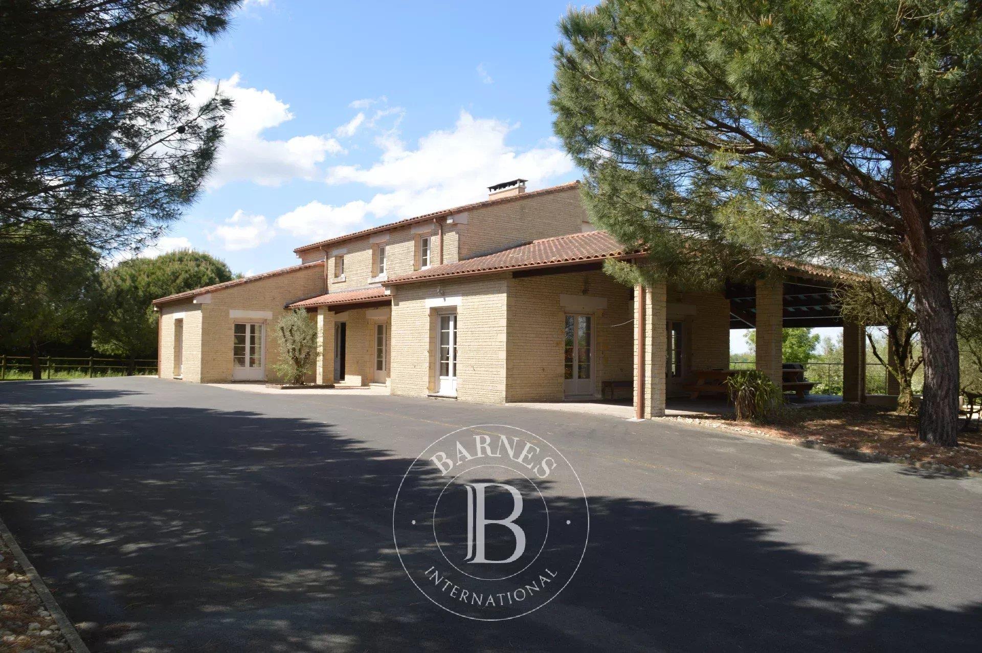 Close to La Rochelle - House 470 m² - Many outbuildings - Equestrian facilities