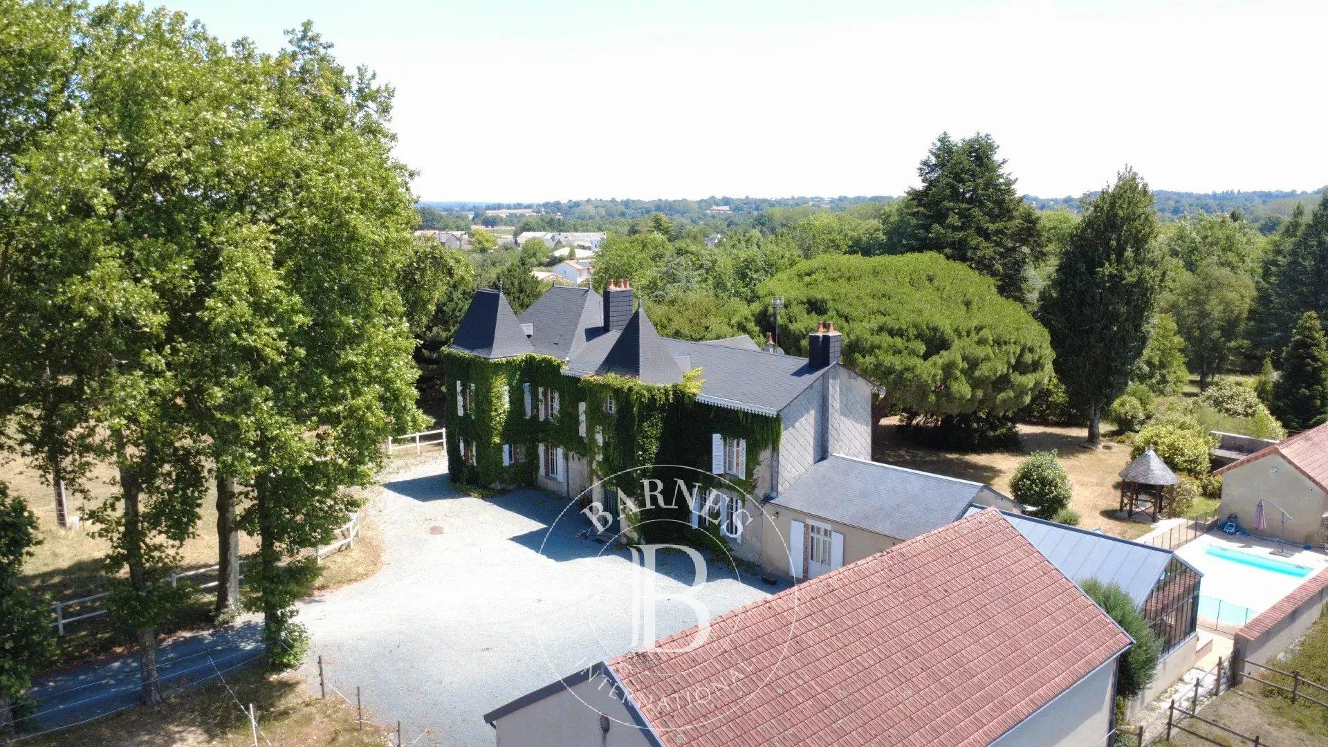 Vendee - Lovely 19th century manorhouse - equestrian facilities
