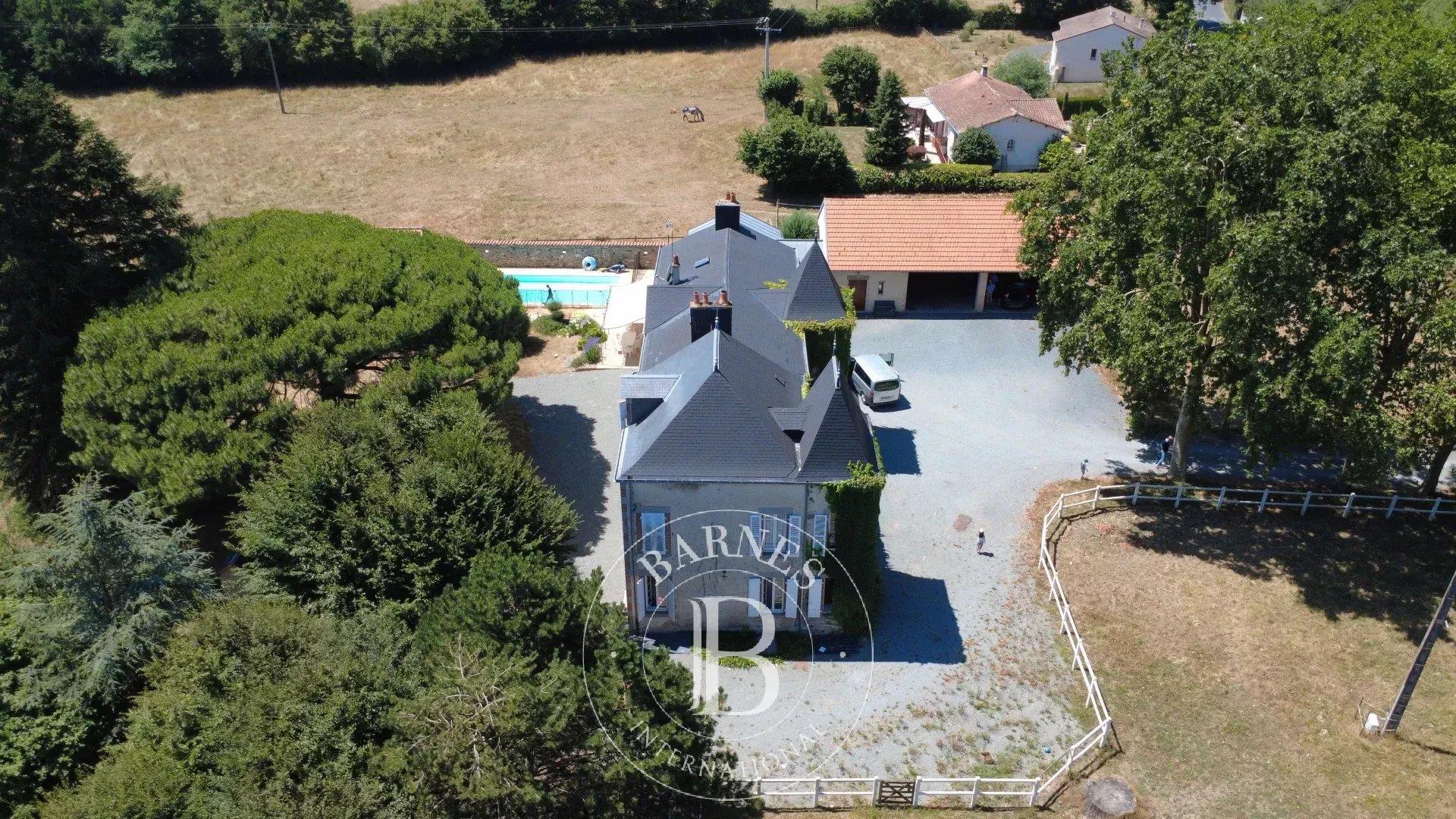 Vendee - Lovely 19th century manorhouse - equestrian facilities