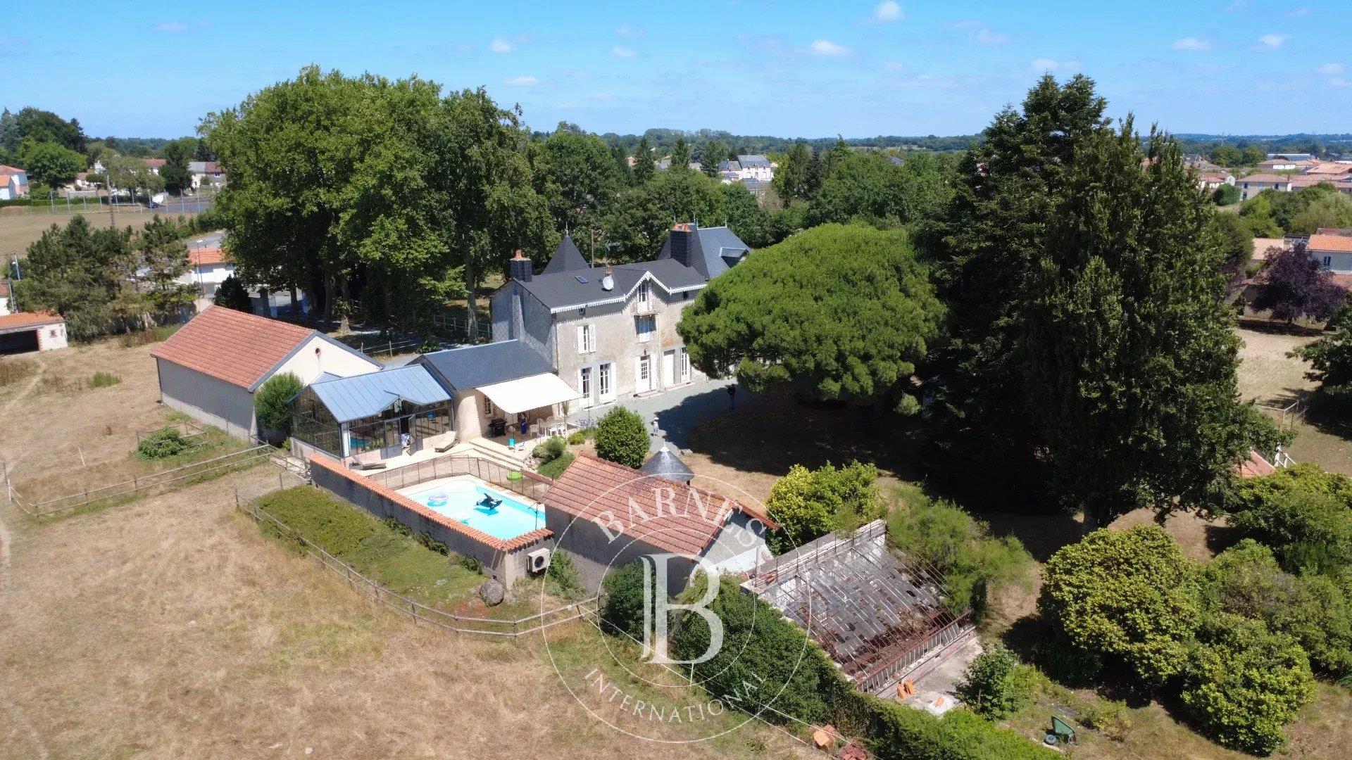 Vendee - Lovely 19th century manorhouse - equestrian facilities