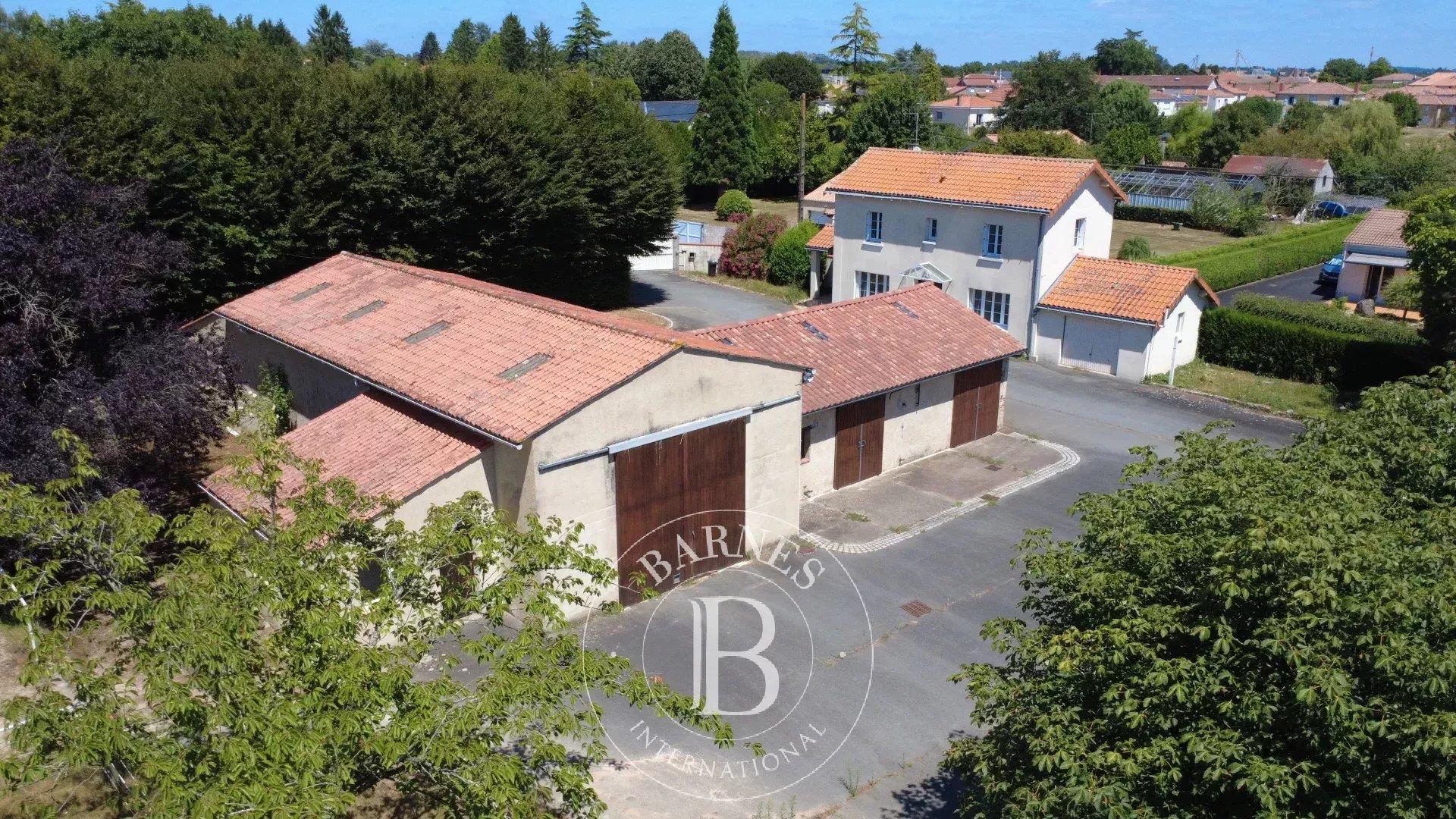 Vendee - Lovely 19th century manorhouse - equestrian facilities