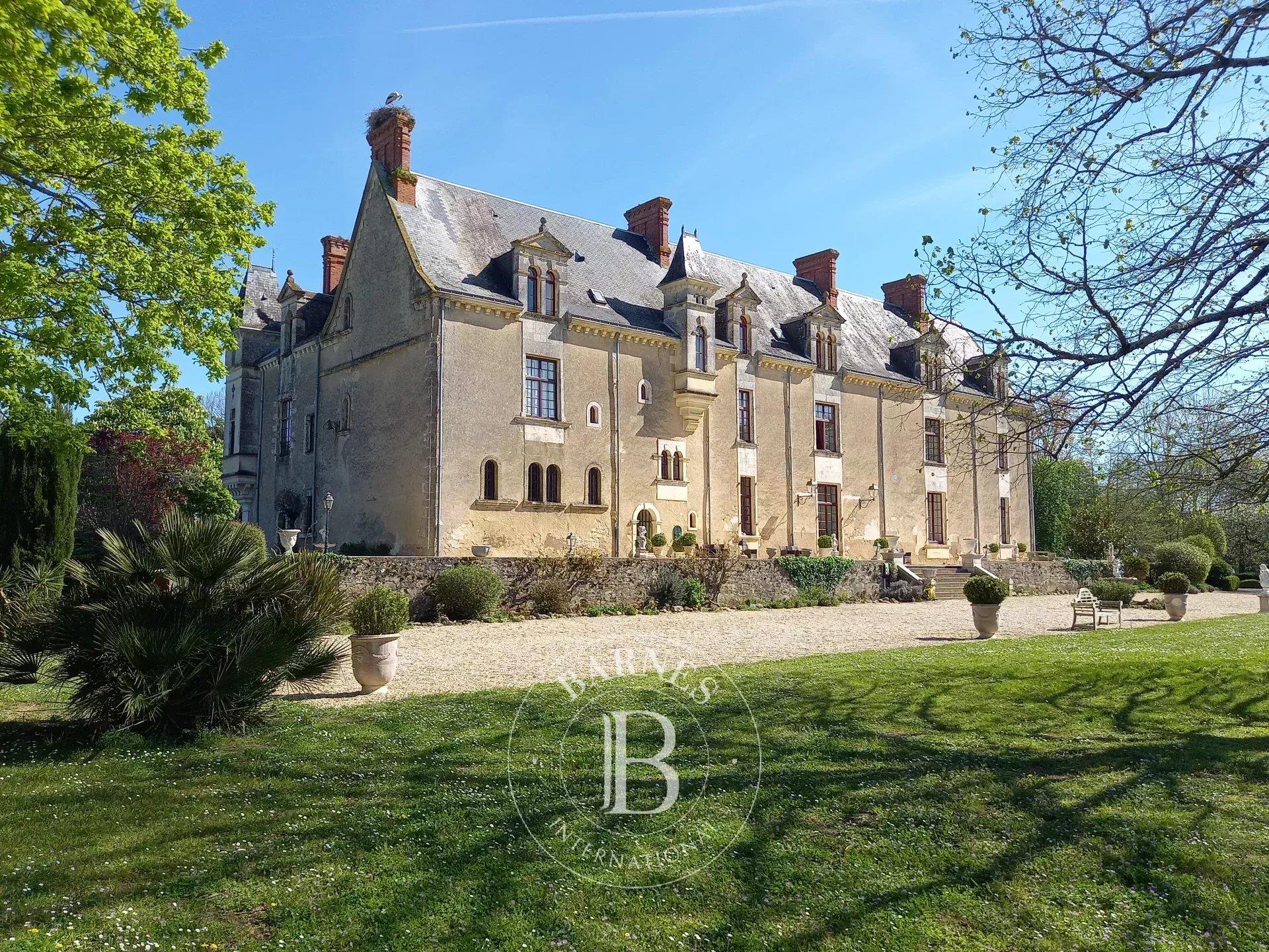 Vendee - 17th century chateau with 22 bedrooms - 17 hectares of parkland