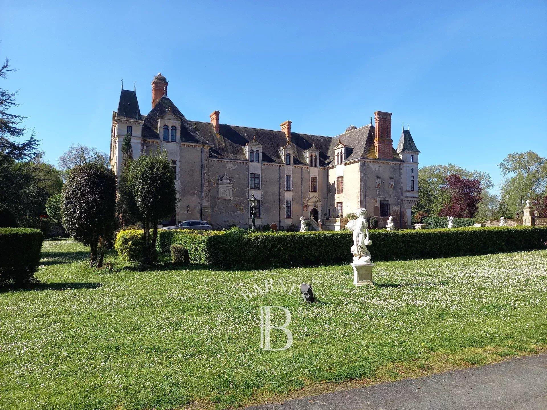 Vendee - 17th century chateau with 22 bedrooms - 17 hectares of parkland