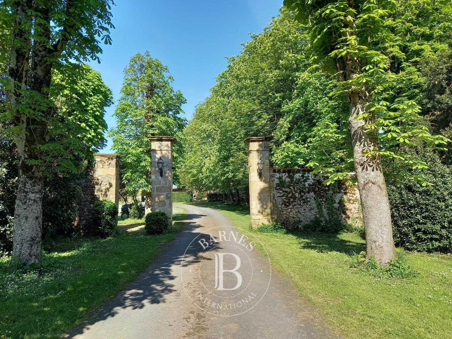 Vendee - 17th century chateau with 22 bedrooms - 17 hectares of parkland