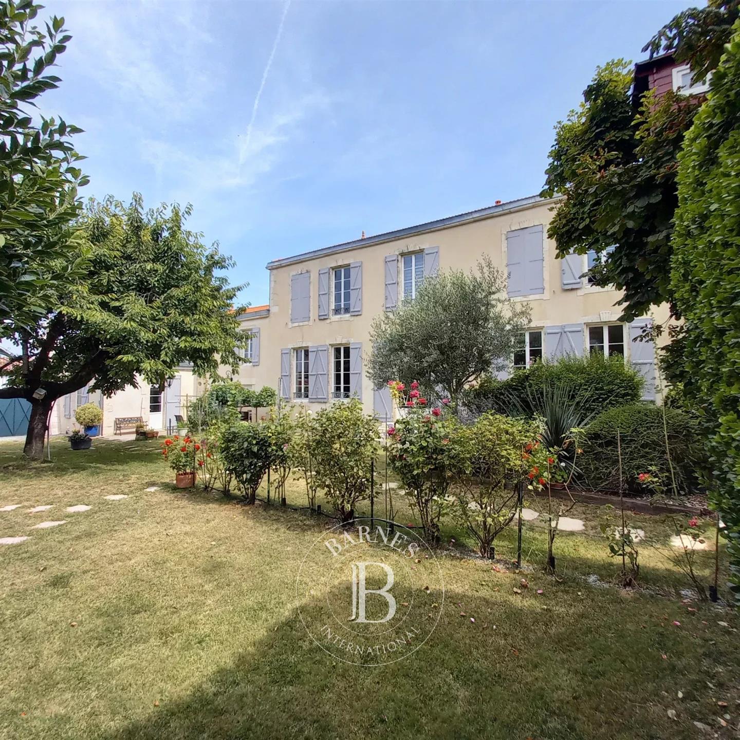 Near La Rochelle - Former commandery - 1600m² garden