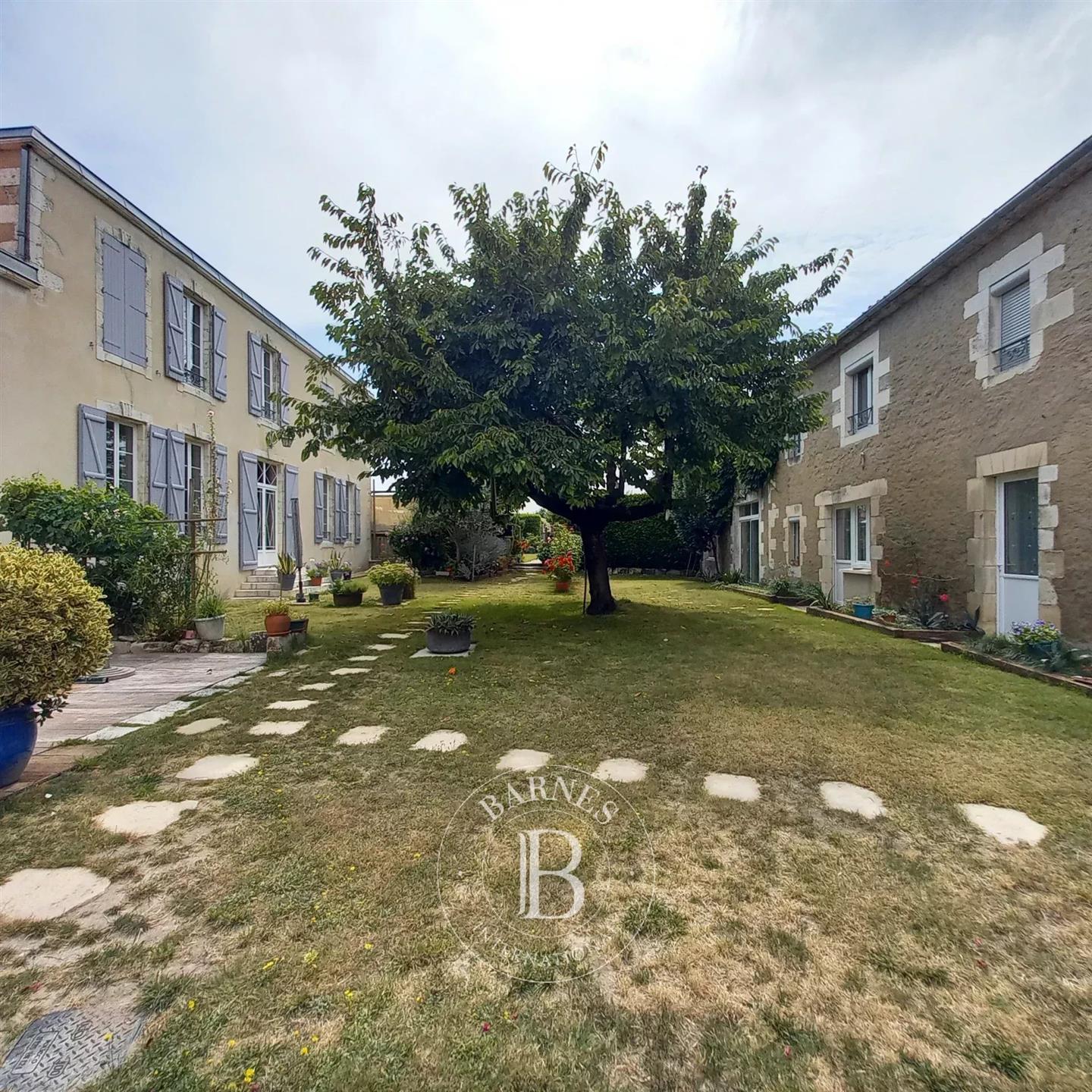 Near La Rochelle - Former commandery - 1600m² garden