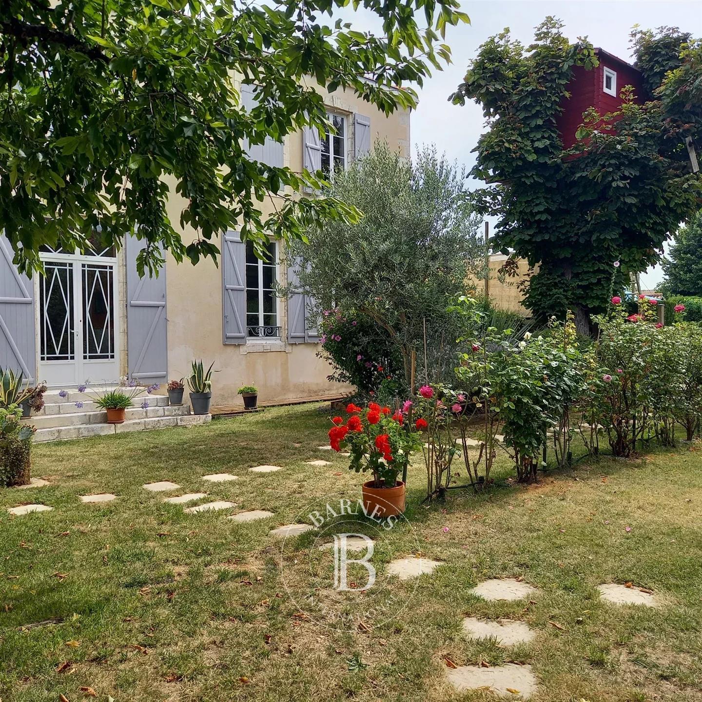 Near La Rochelle - Former commandery - 1600m² garden