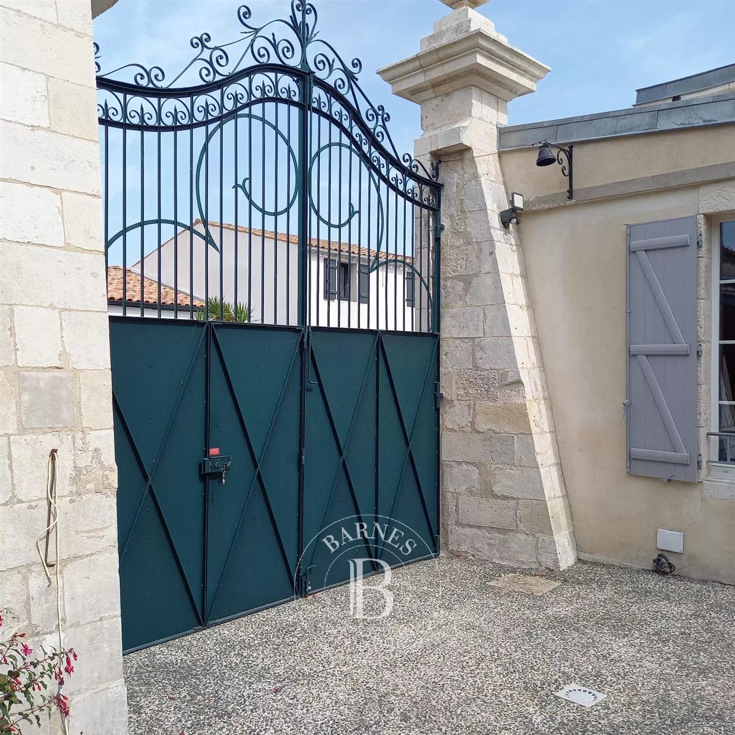 Near La Rochelle - Former commandery - 1600m² garden