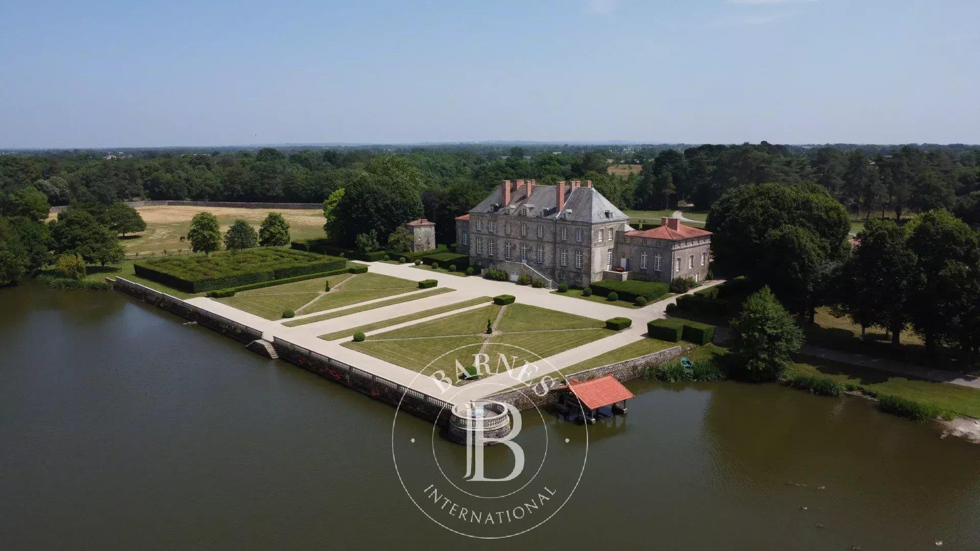 Vendée (85) - 18th century listed chateau - Estate of 42 hectares