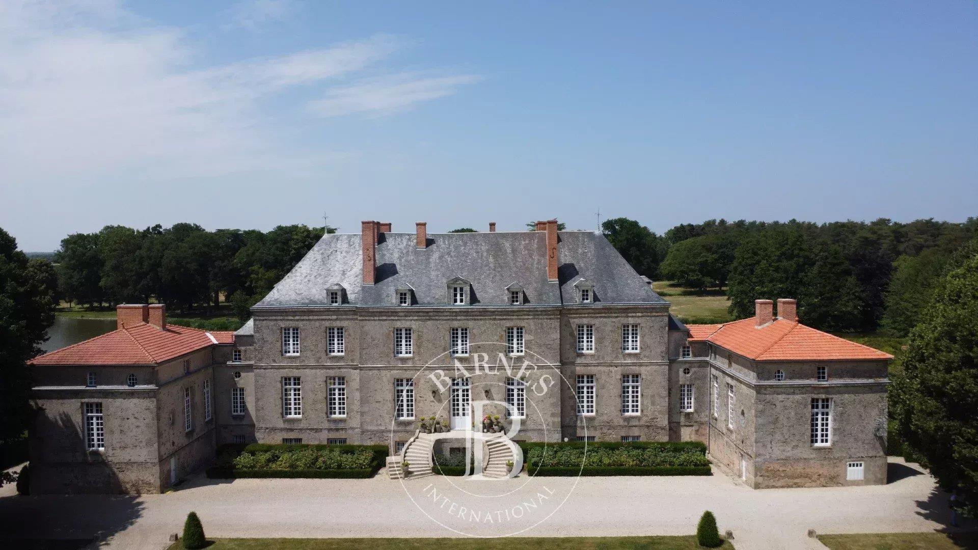 Vendée (85) - 18th century listed chateau - Estate of 42 hectares